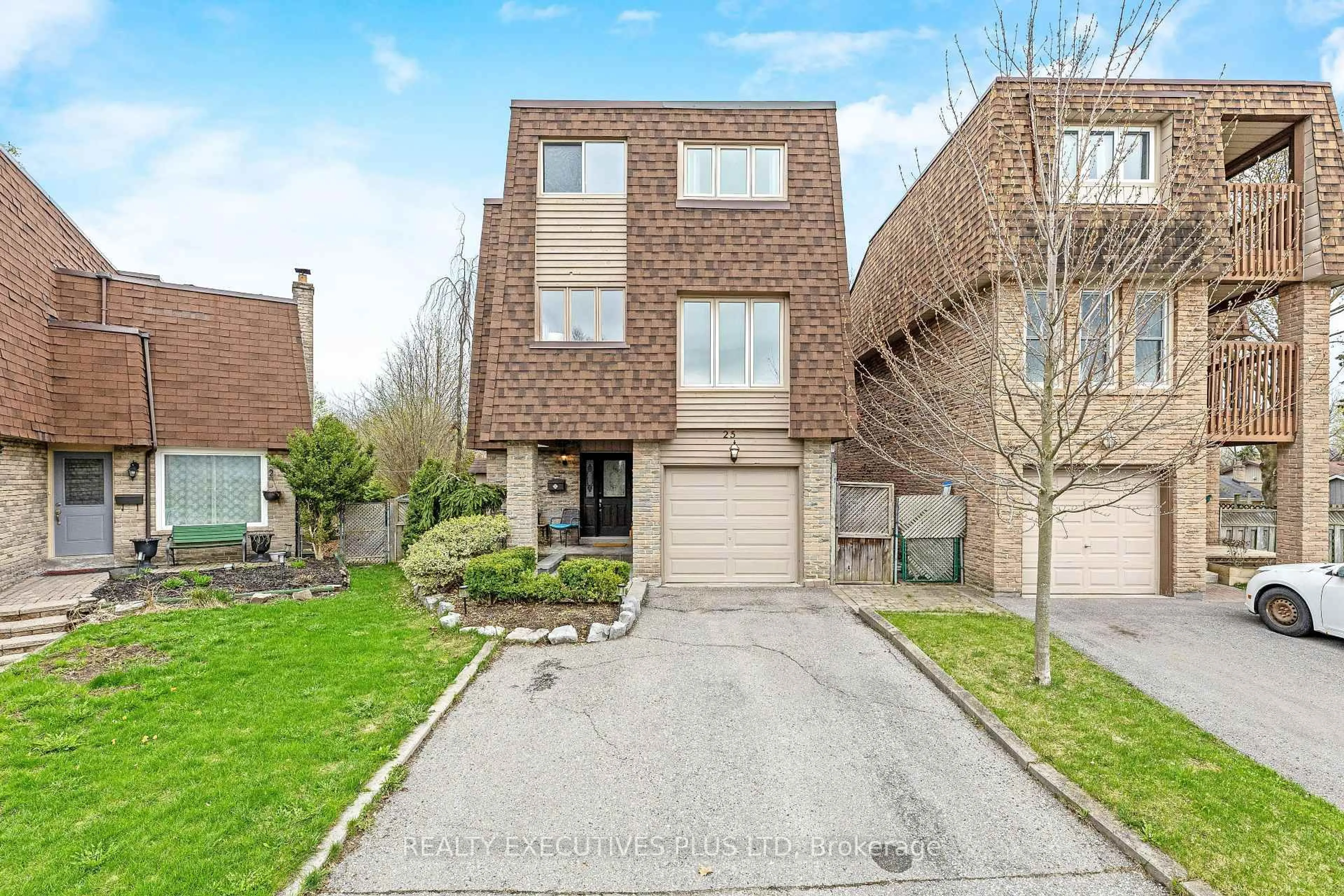 Home with brick exterior material, street for 25 Graham Crt, Whitby Ontario L1N 6E1