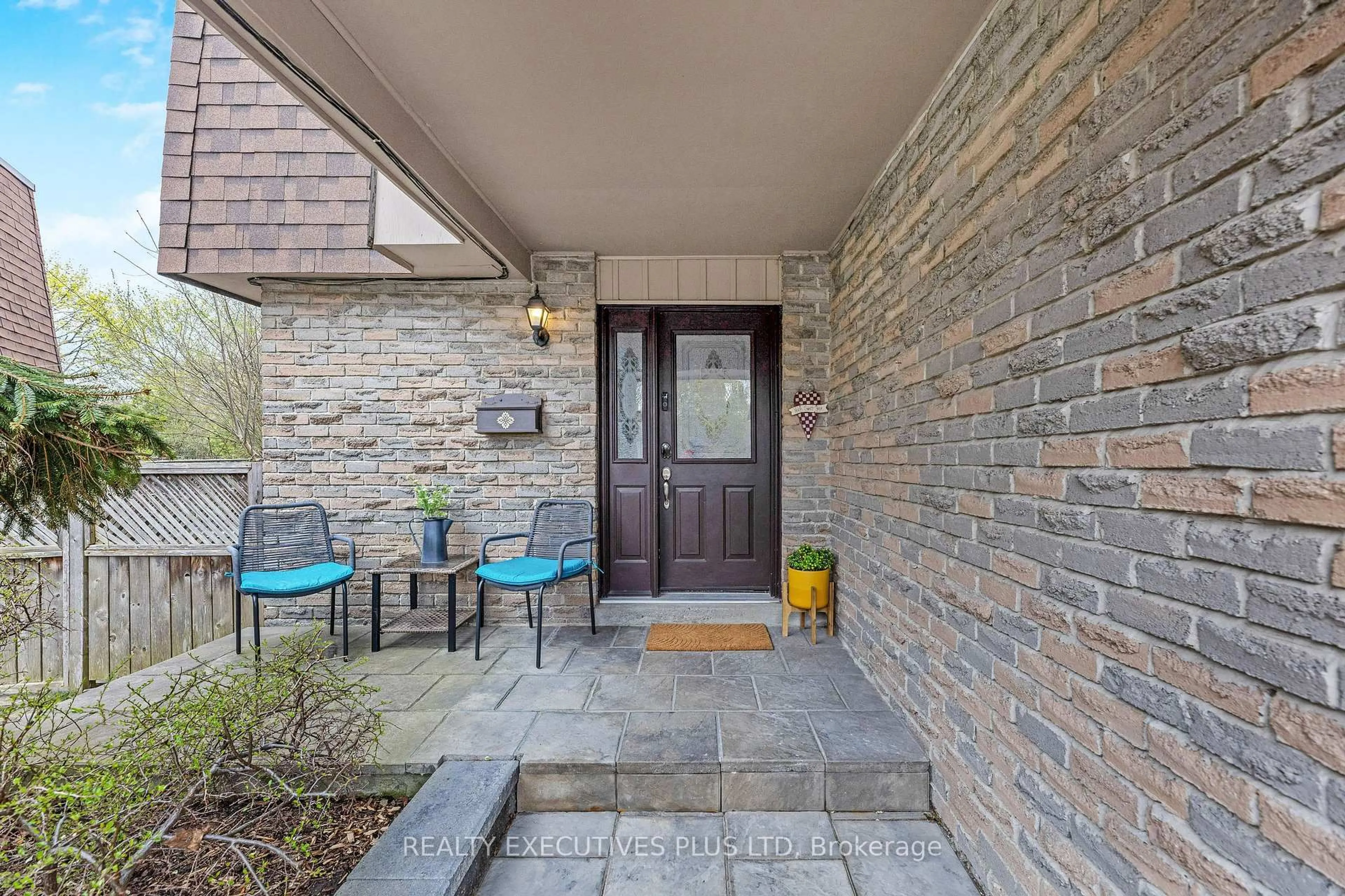 Patio, street for 25 Graham Crt, Whitby Ontario L1N 6E1