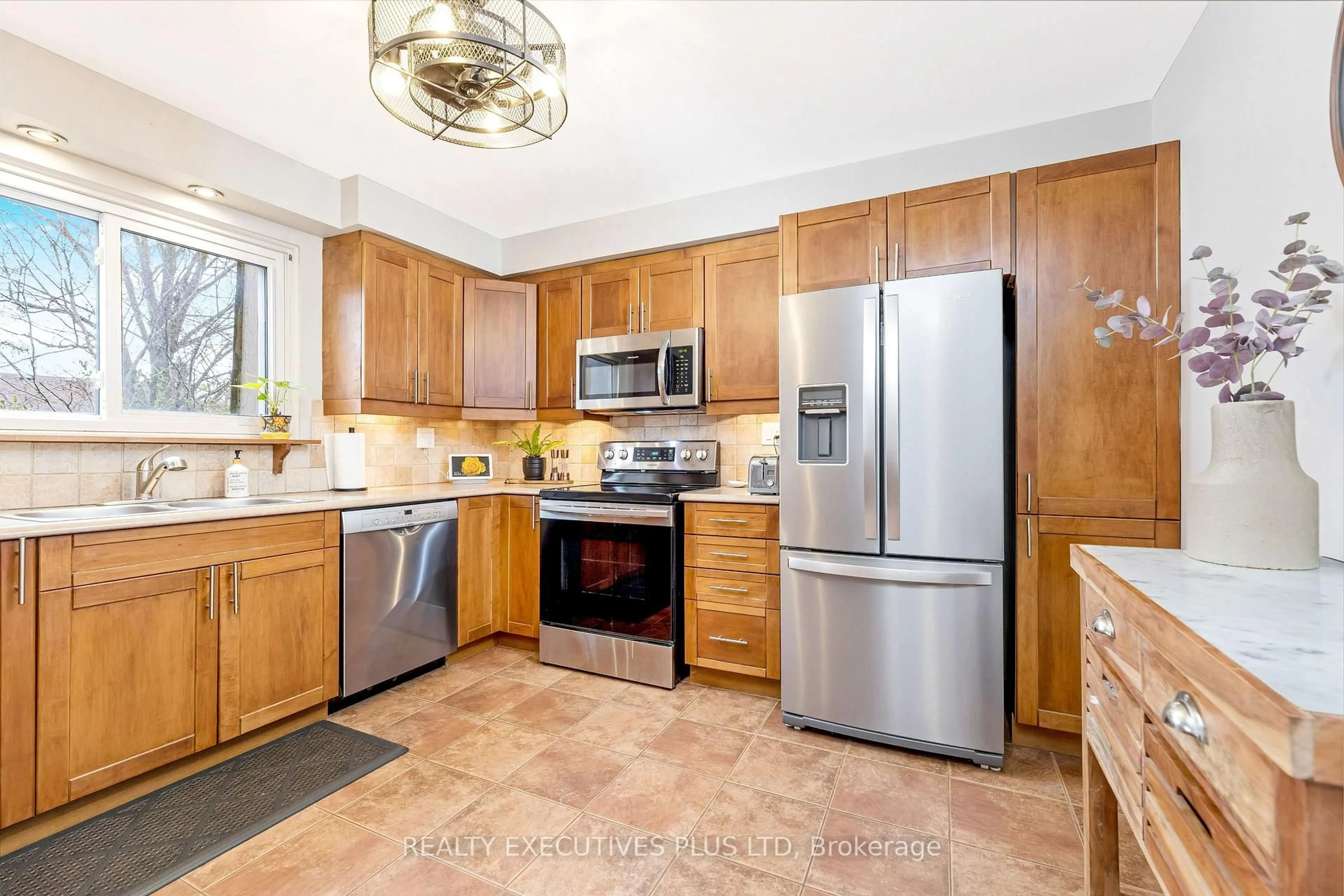 Unknown for 25 Graham Crt, Whitby Ontario L1N 6E1