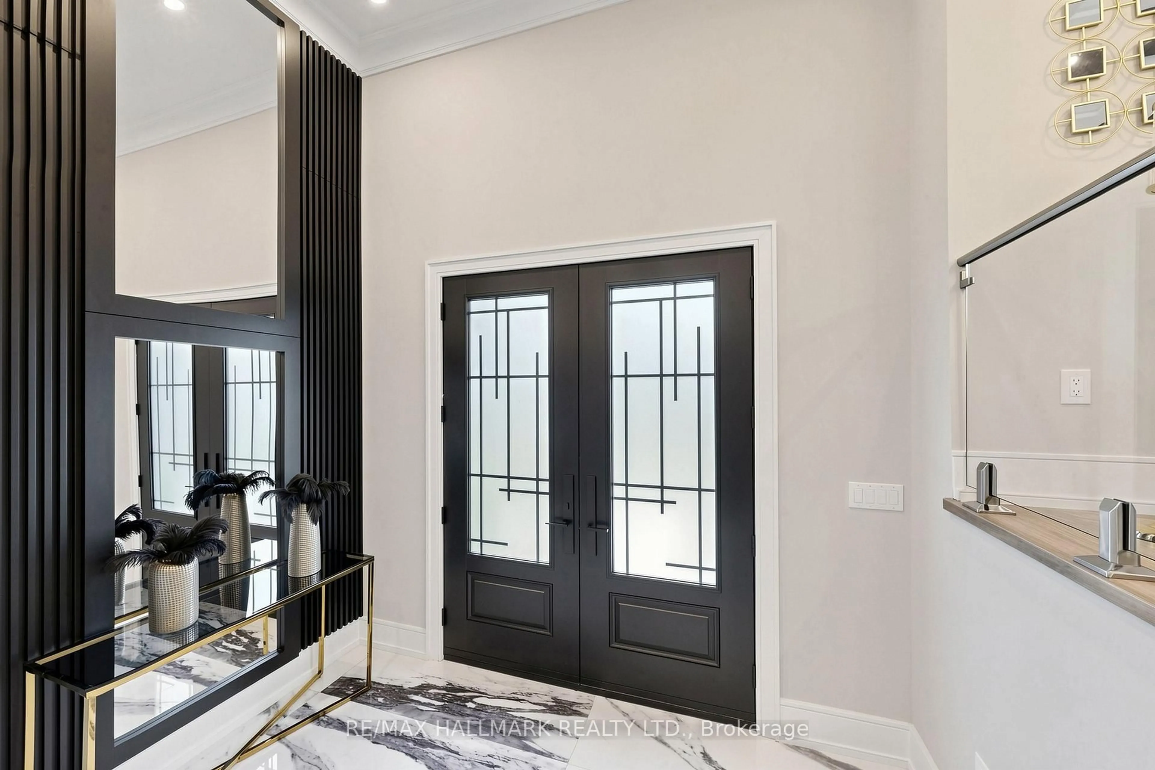 Indoor entryway for 901 Wingarden Cres, Pickering Ontario L1V 7C5