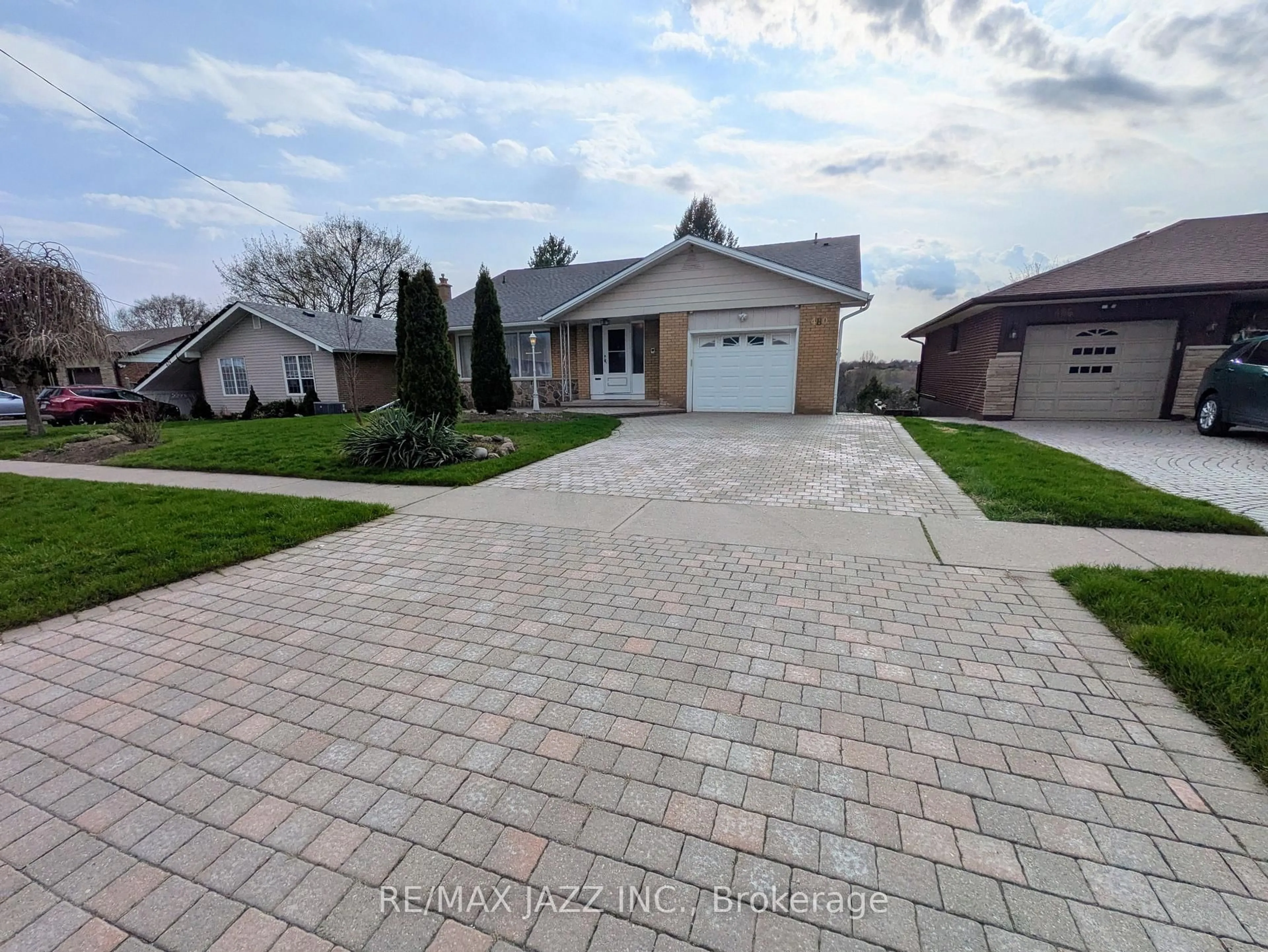 A pic from outside/outdoor area/front of a property/back of a property/a pic from drone, street for 480 Elizabeth St, Oshawa Ontario L1J 5T1