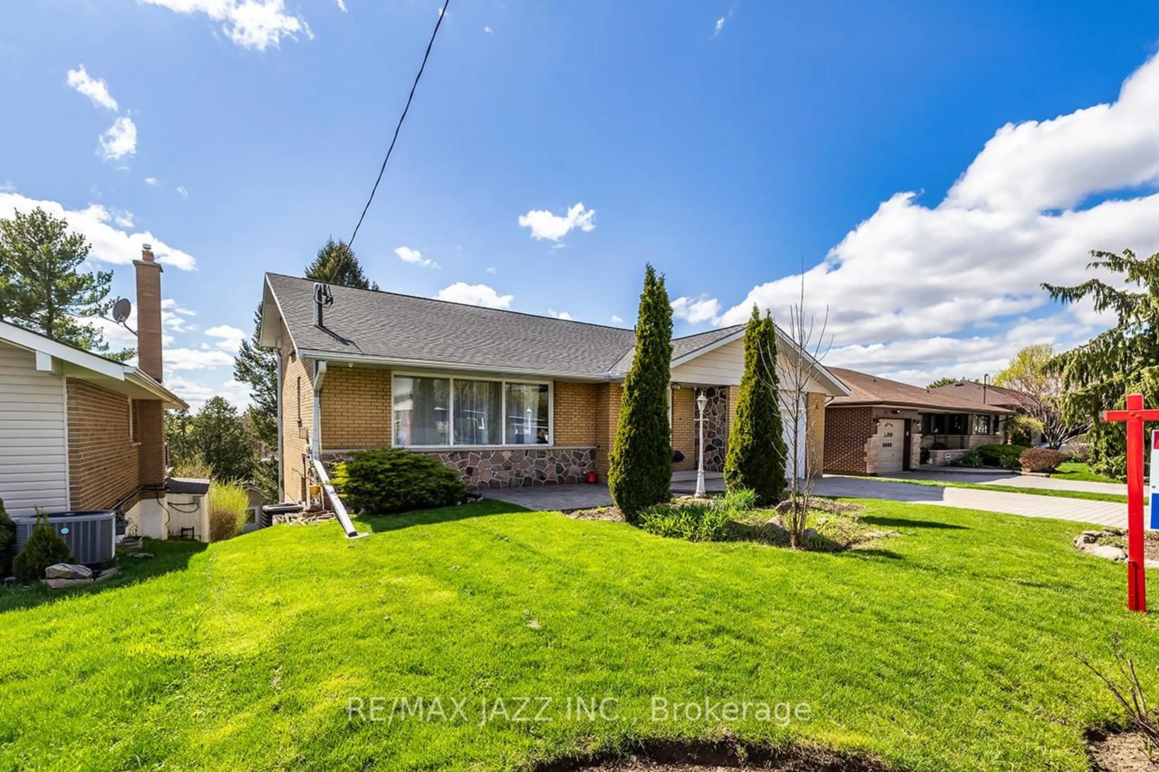 Home with brick exterior material, street for 480 Elizabeth St, Oshawa Ontario L1J 5T1