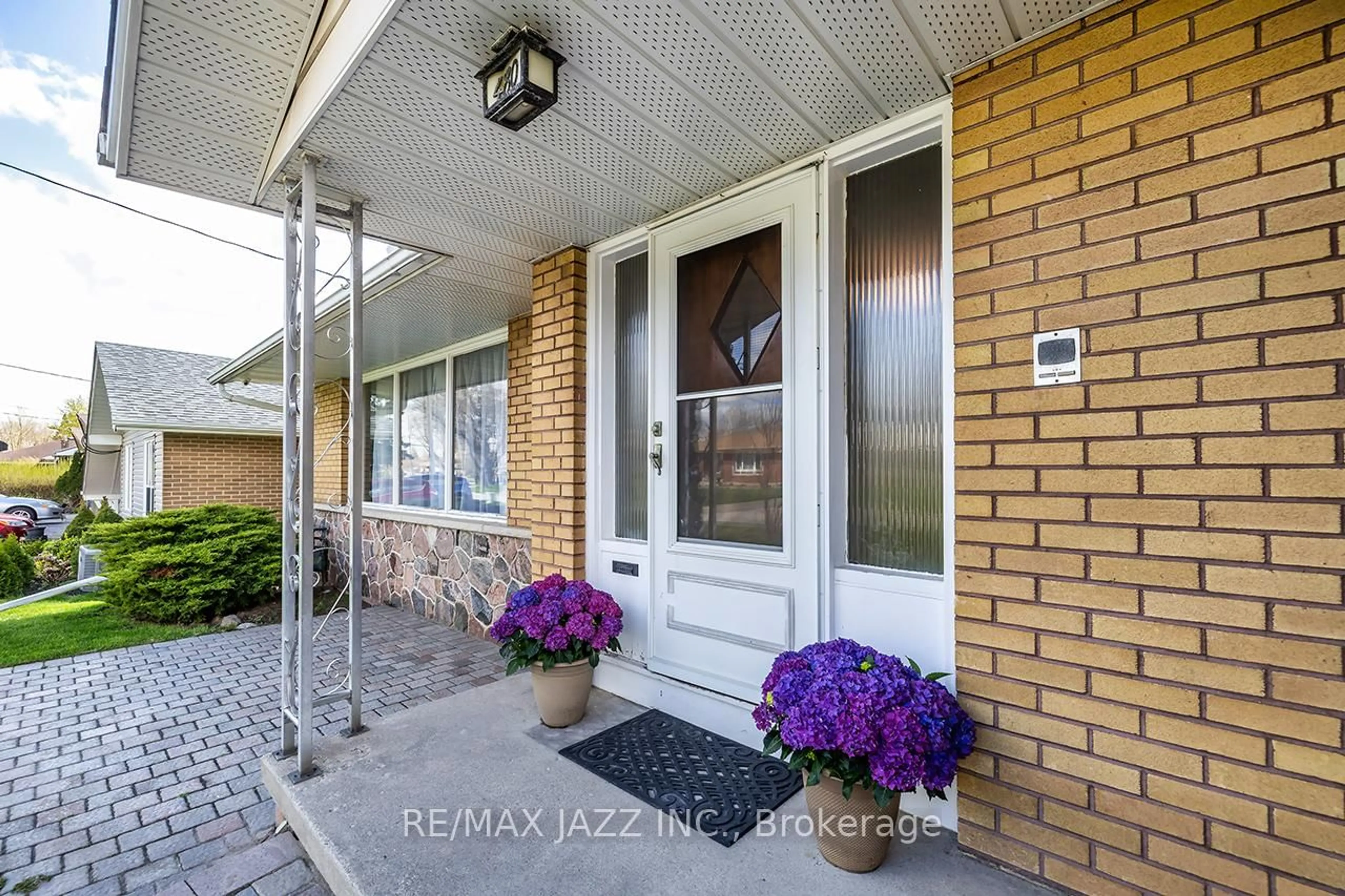 Indoor entryway for 480 Elizabeth St, Oshawa Ontario L1J 5T1