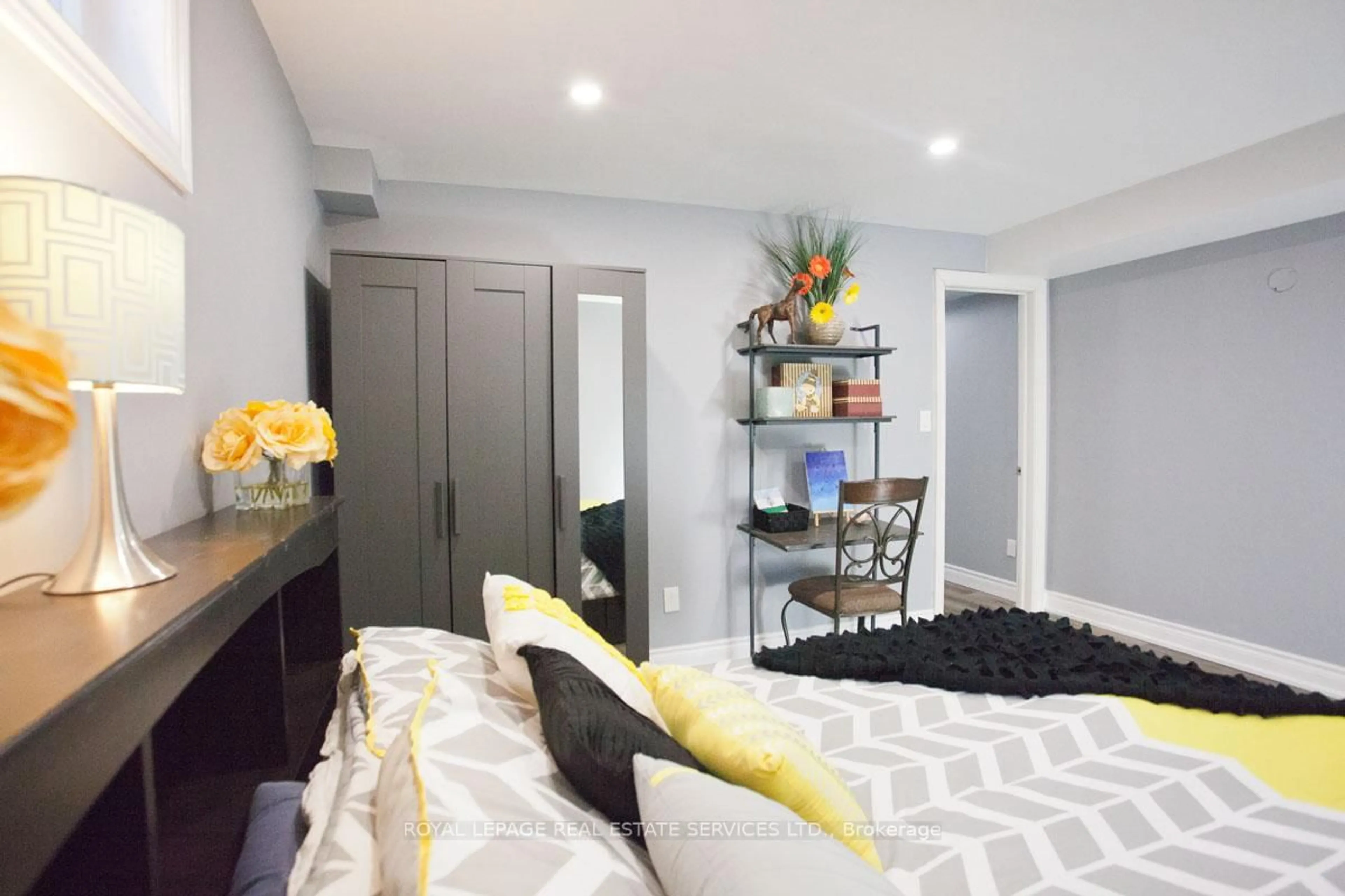 Bedroom with bed, unknown for 47 Knightsbridge Crt, Whitby Ontario L1R 2T9