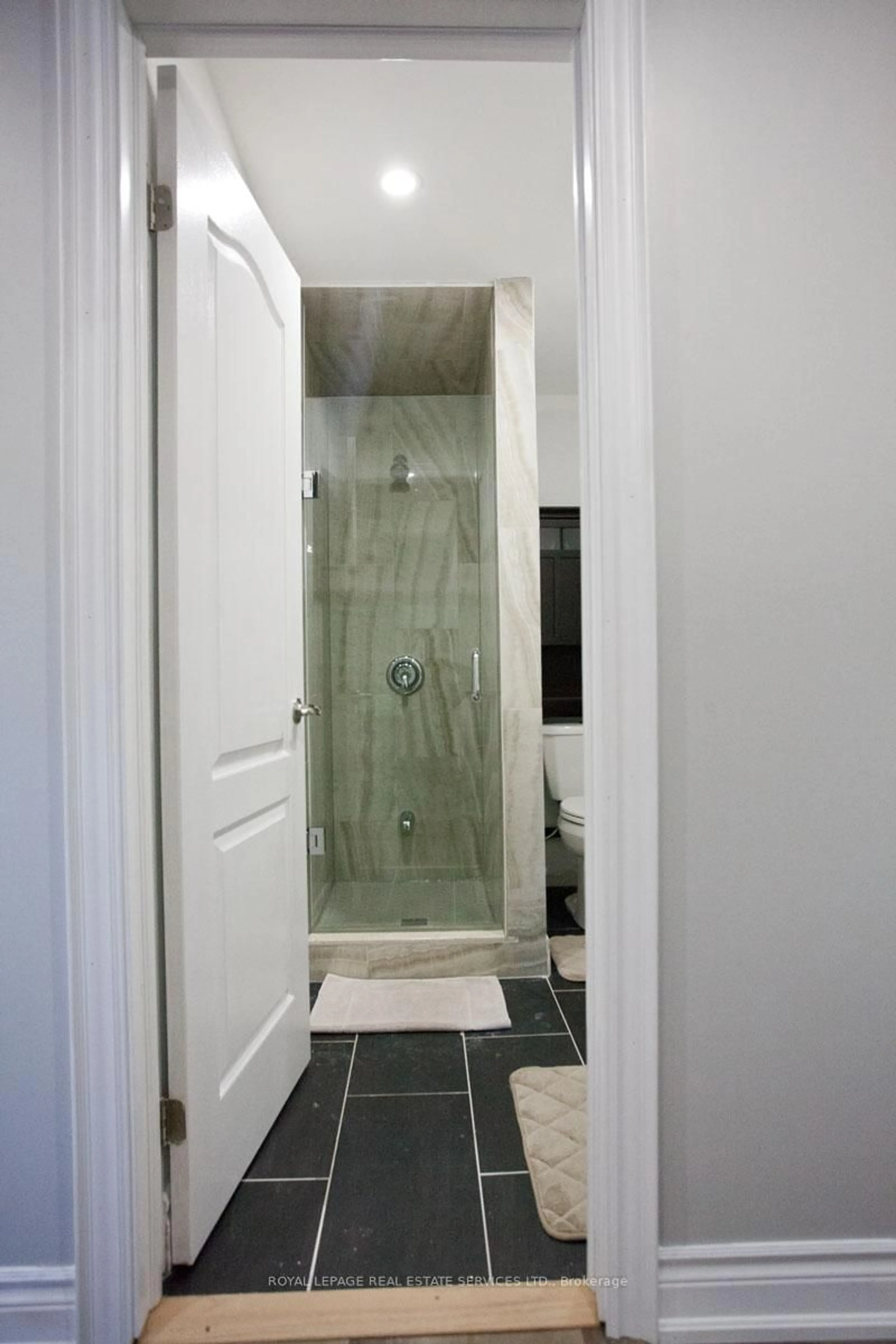 Contemporary bathroom, ceramic/tile floor for 47 Knightsbridge Crt, Whitby Ontario L1R 2T9