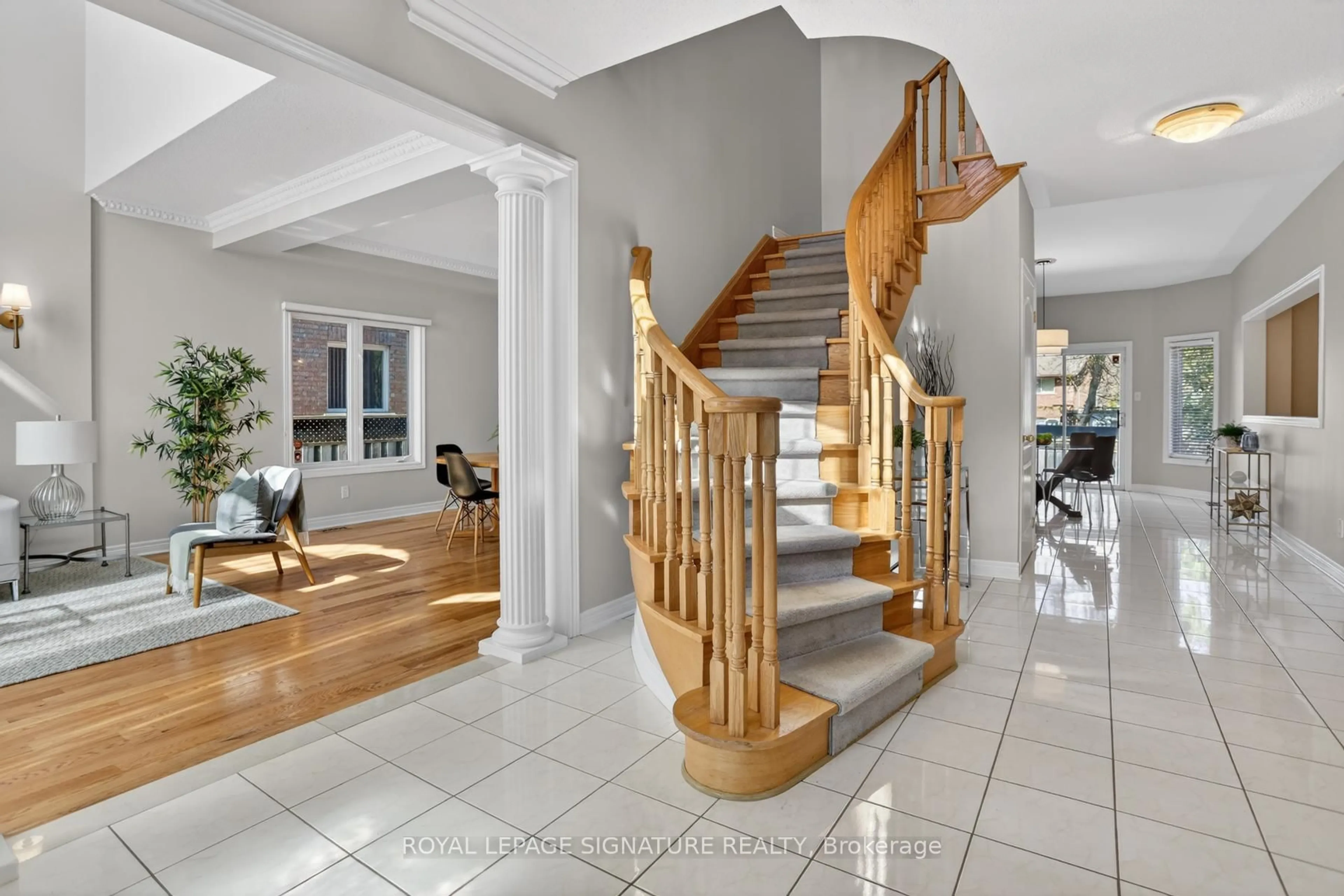 Indoor foyer for 21 Romac Dr, Toronto Ontario M1C 5H1