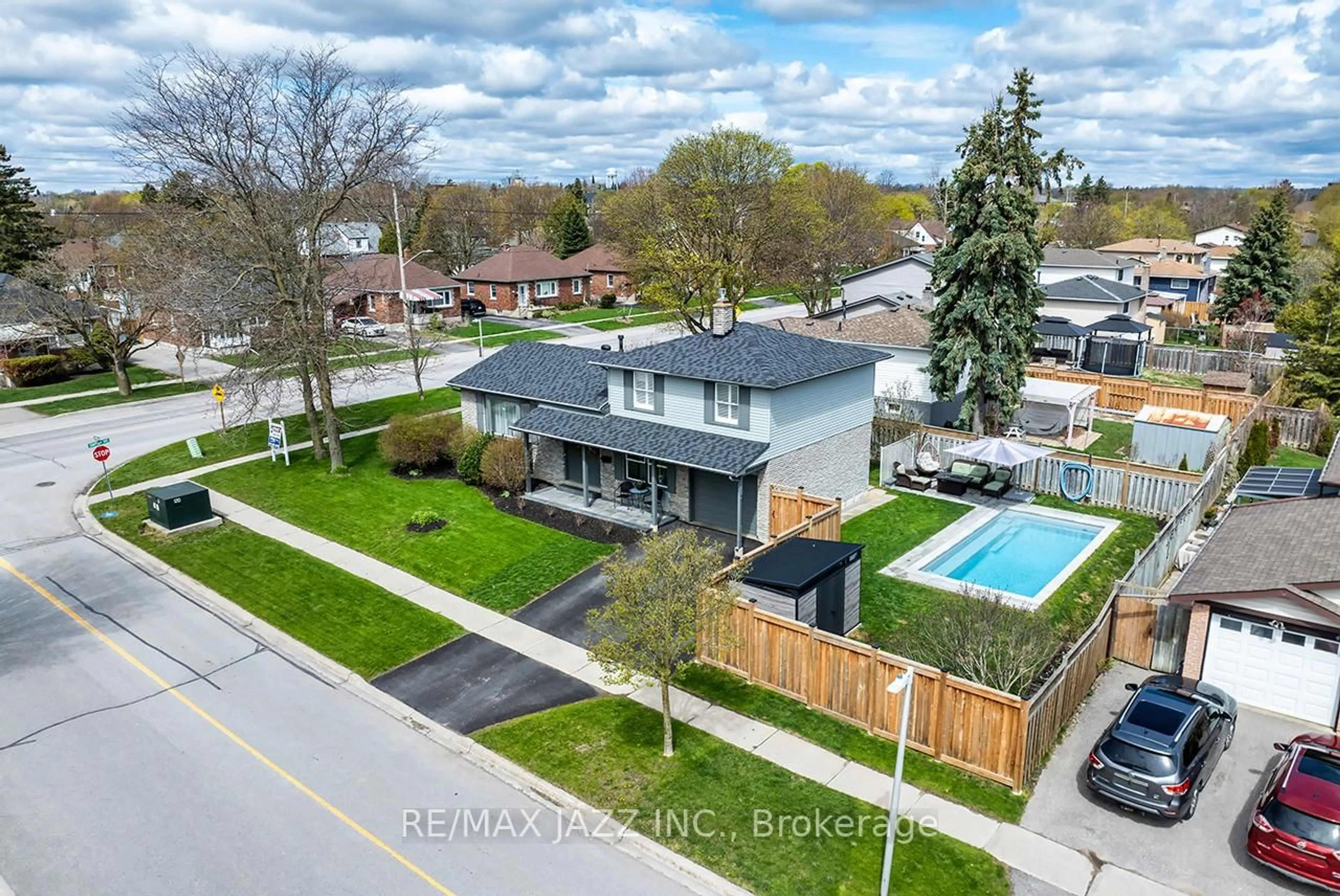 A pic from outside/outdoor area/front of a property/back of a property/a pic from drone, street for 95 Hobbs Dr, Clarington Ontario L1C 3M2