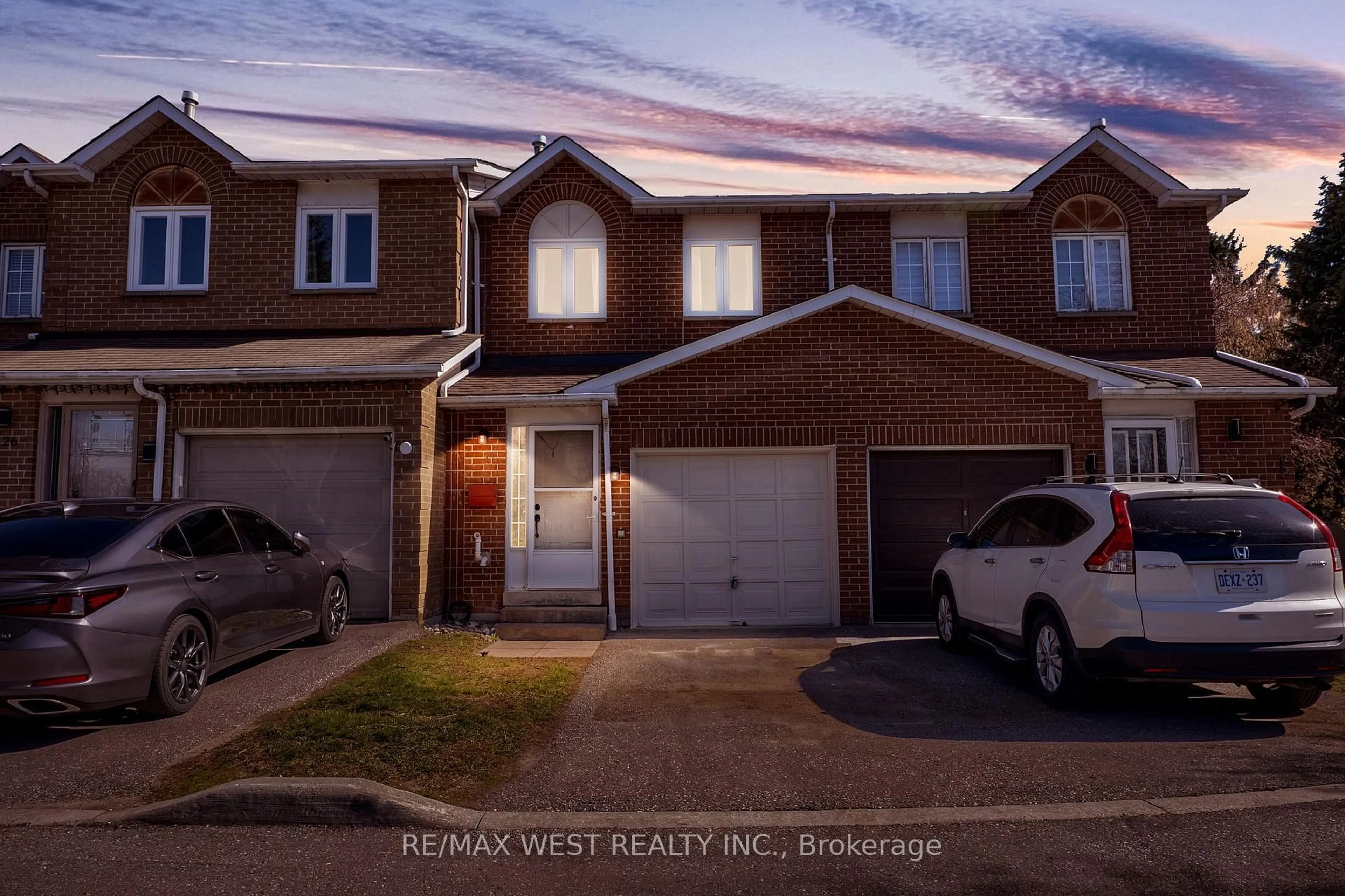 A pic from outside/outdoor area/front of a property/back of a property/a pic from drone, street for 905 Bayly St #27, Pickering Ontario L1W 3Y9