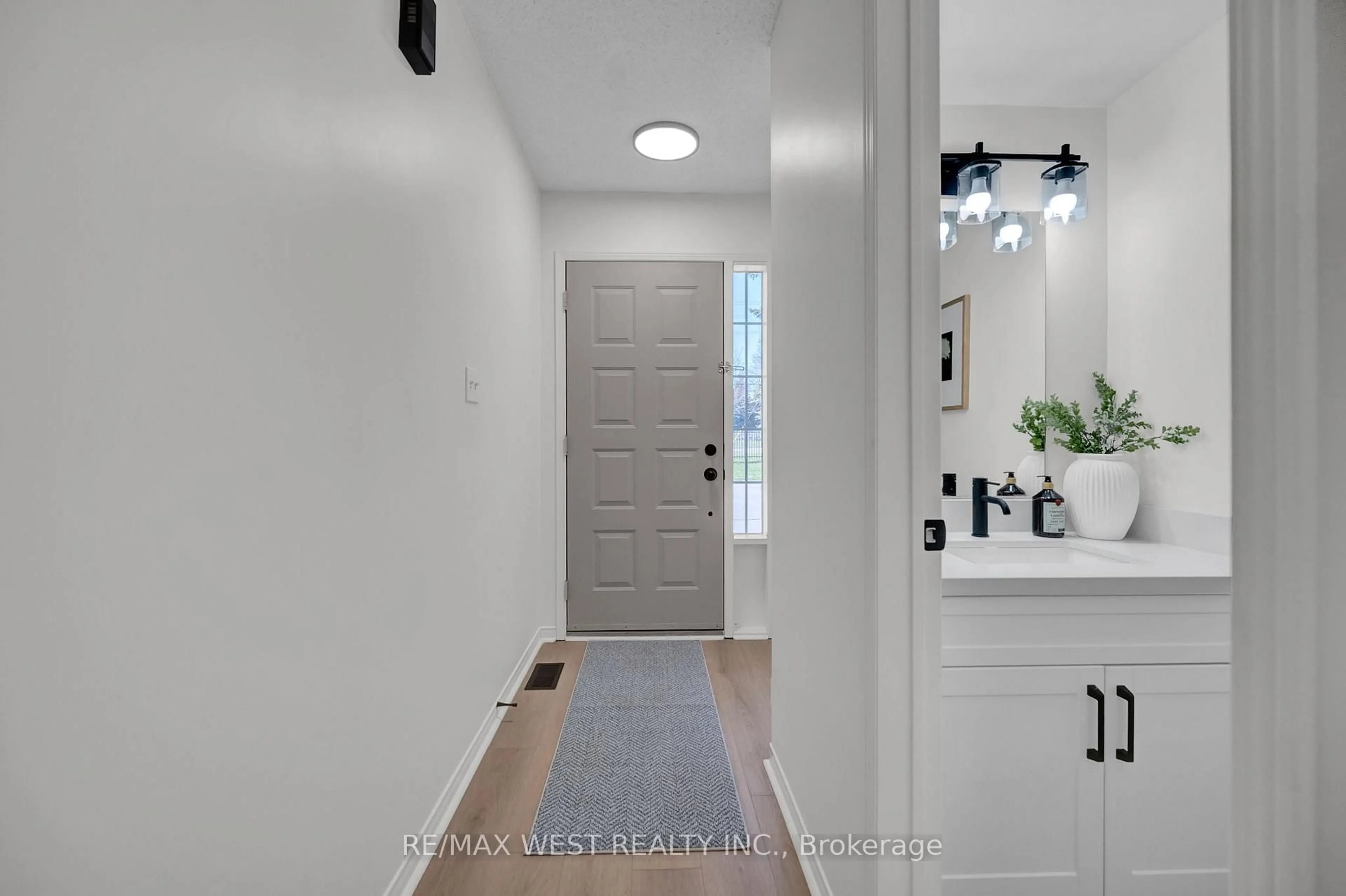 Indoor entryway for 905 Bayly St #27, Pickering Ontario L1W 3Y9