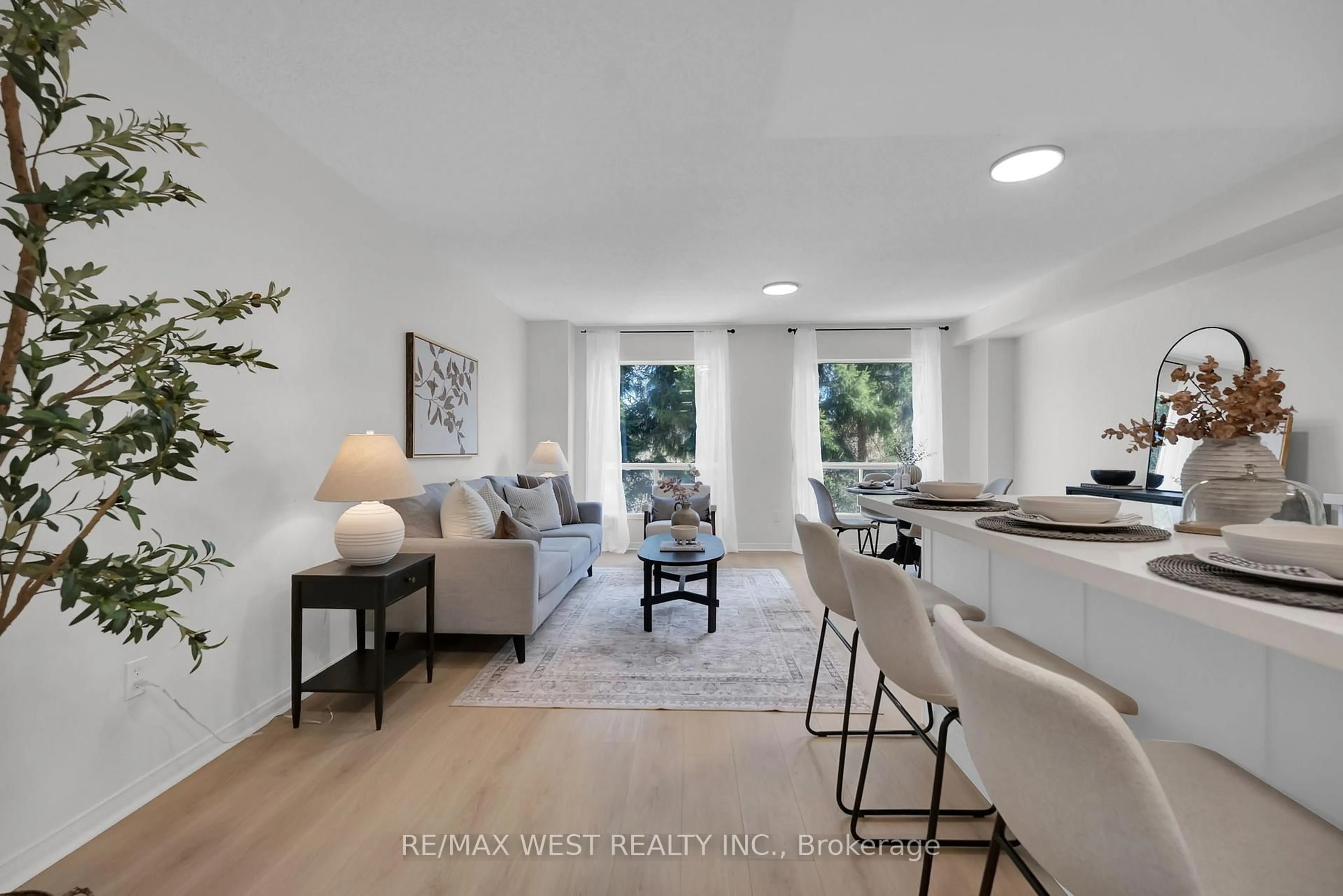 Living room with furniture, unknown for 905 Bayly St #27, Pickering Ontario L1W 3Y9