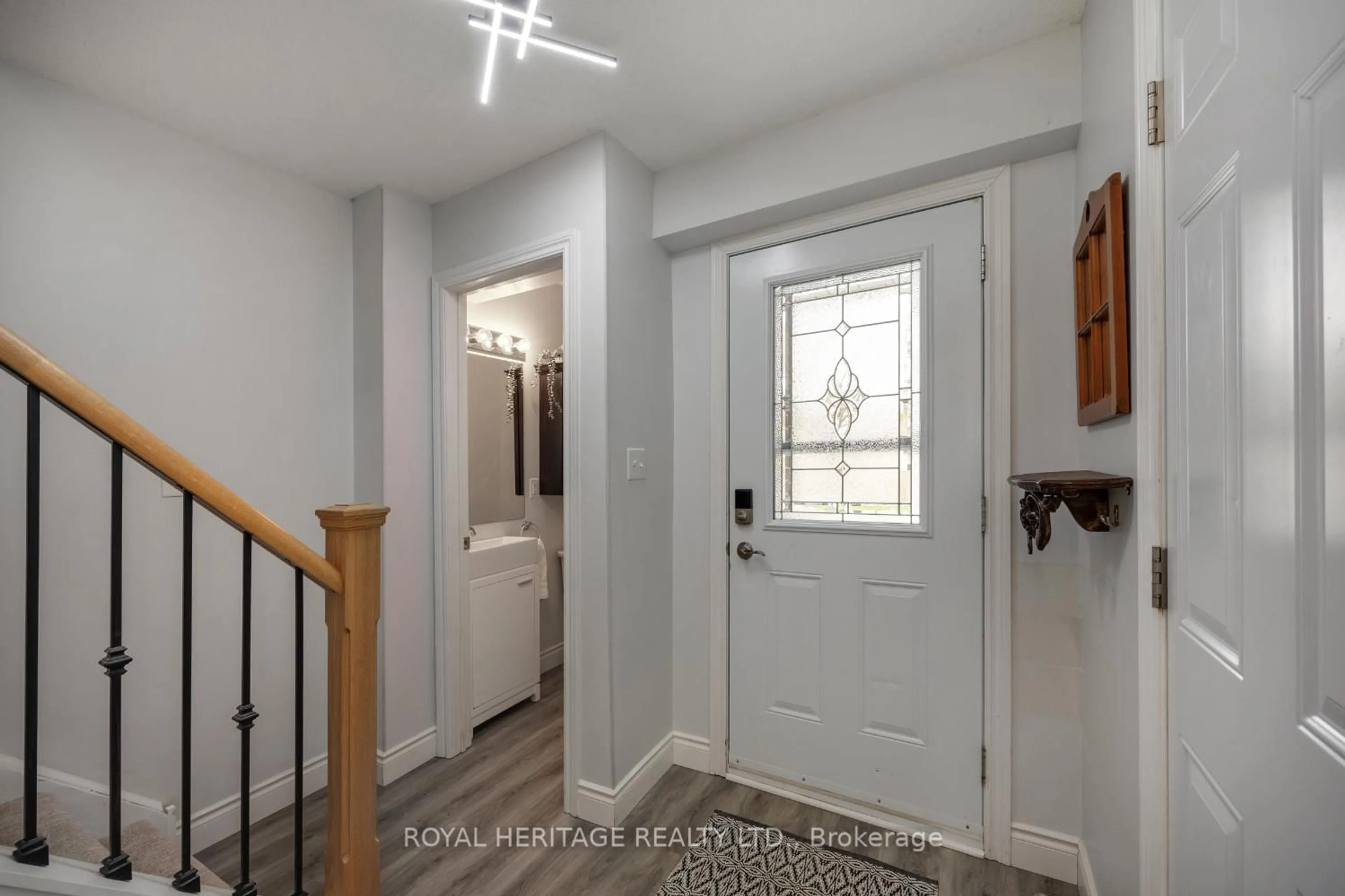 Indoor entryway for 721 Cricklewood Dr #2, Oshawa Ontario L1K 1R5
