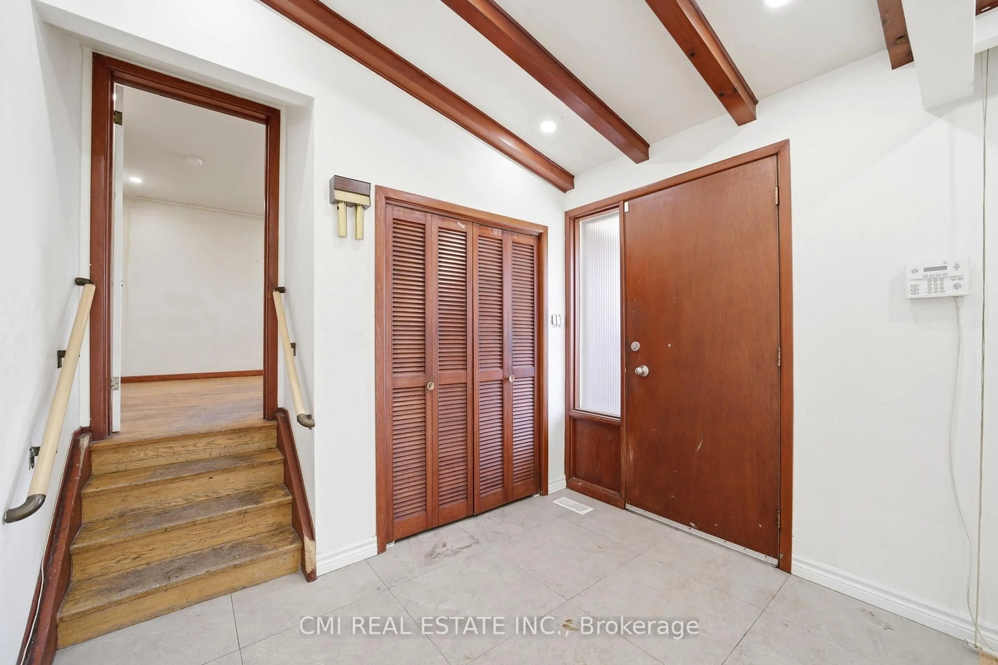 Indoor foyer for 39 Earlton Rd, Toronto Ontario M1T 2R4