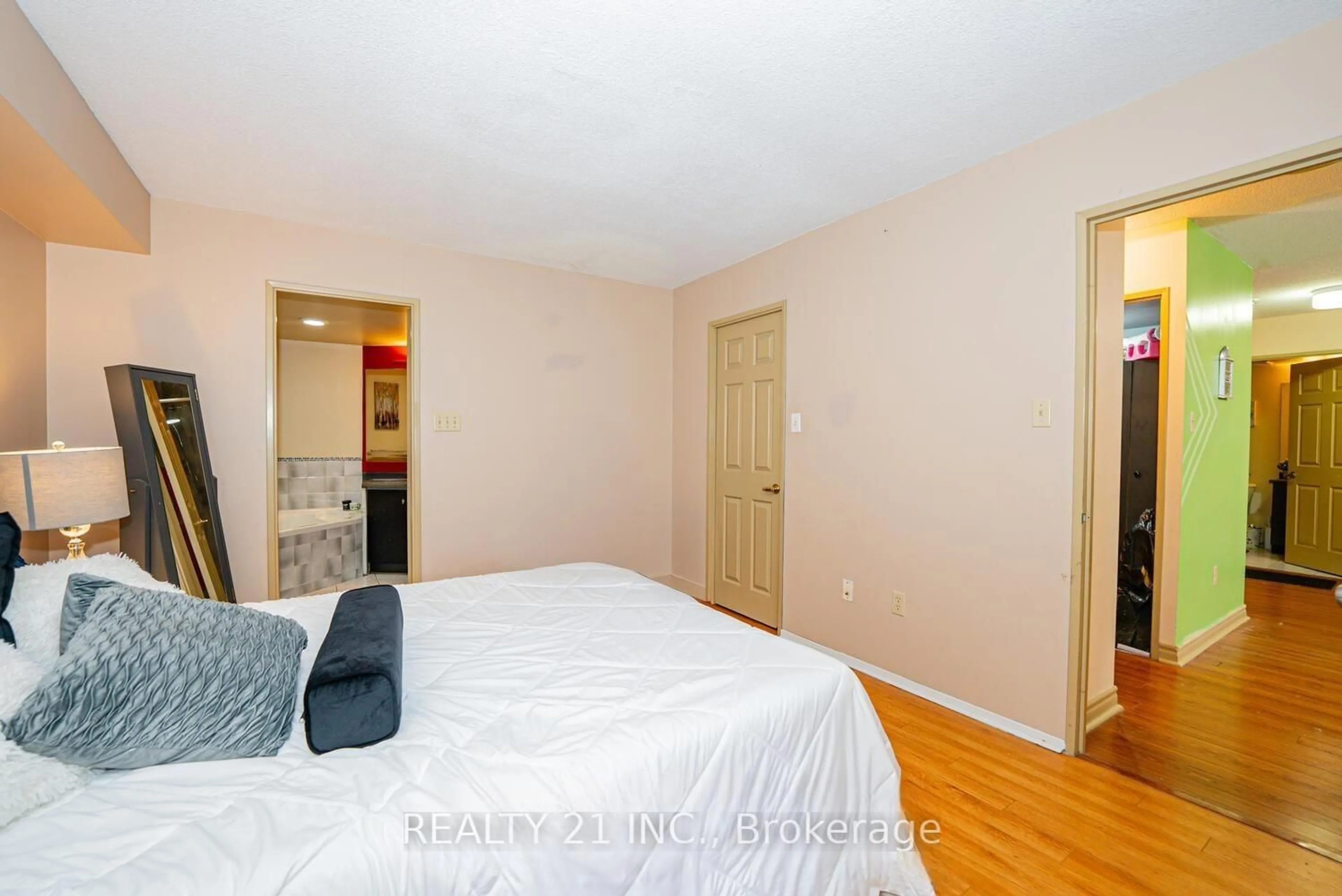 A pic of a room for 3233 Eglinton Ave #1107, Toronto Ontario M1J 3N6