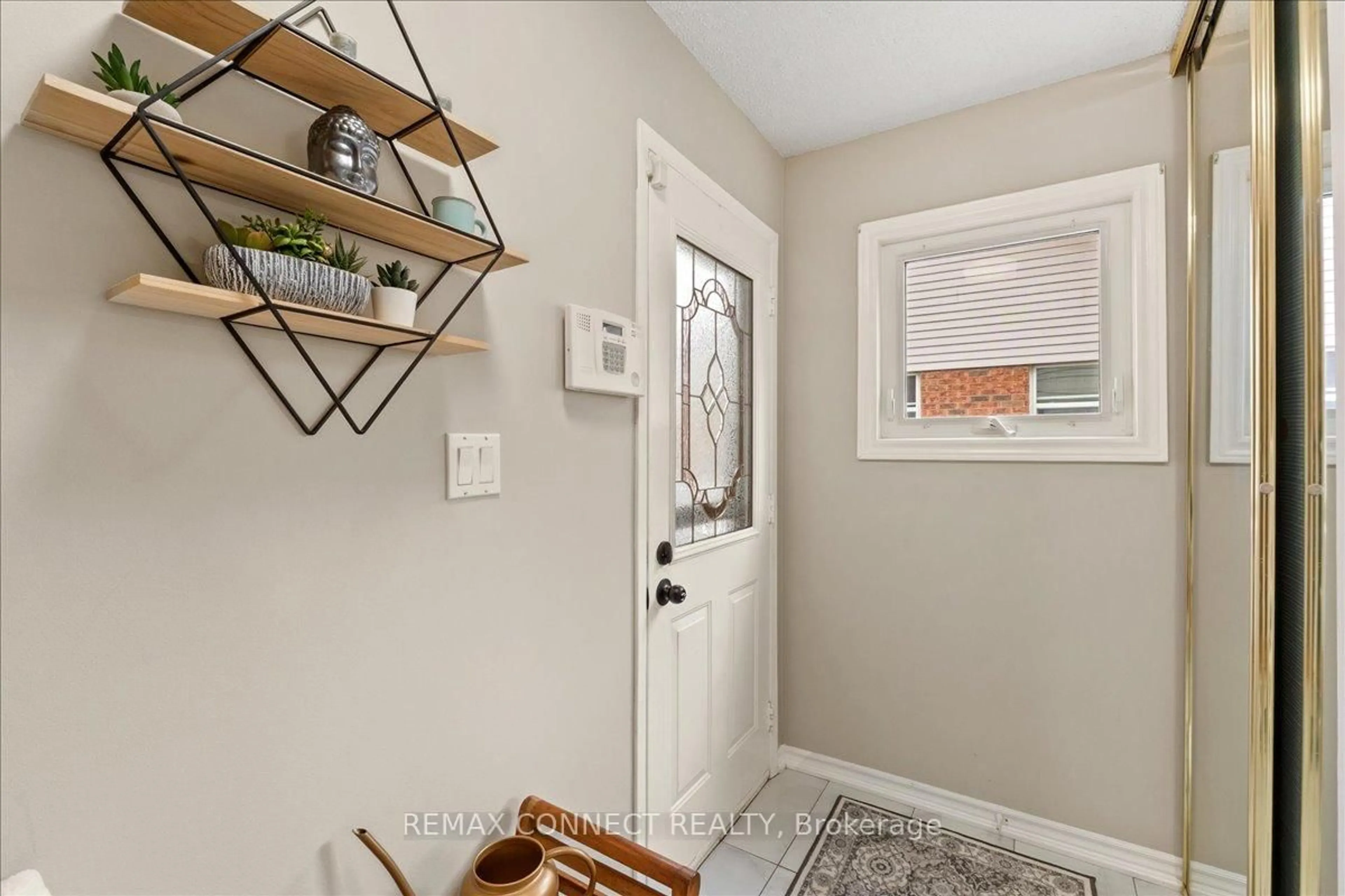 Indoor entryway for 112 Londonderry St, Oshawa Ontario L1J 6Z3