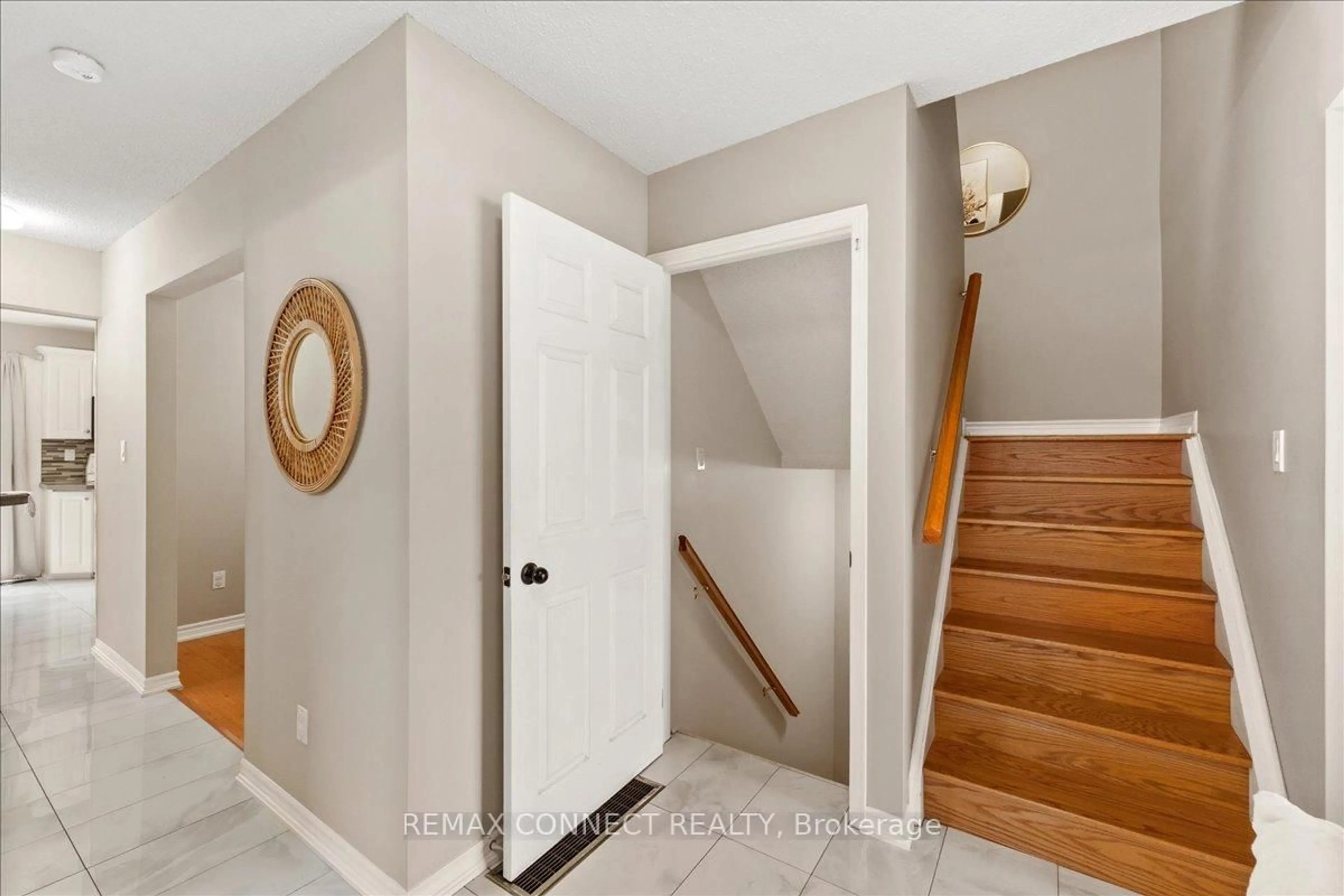 Indoor entryway for 112 Londonderry St, Oshawa Ontario L1J 6Z3