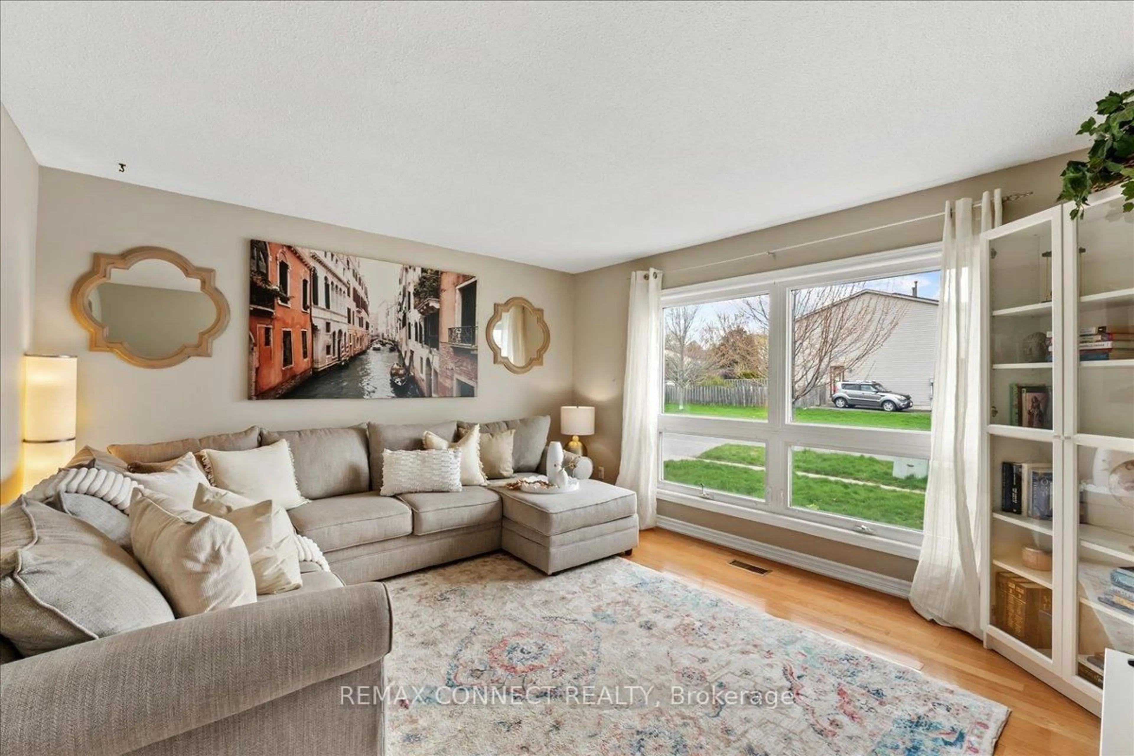 Living room with furniture, unknown for 112 Londonderry St, Oshawa Ontario L1J 6Z3