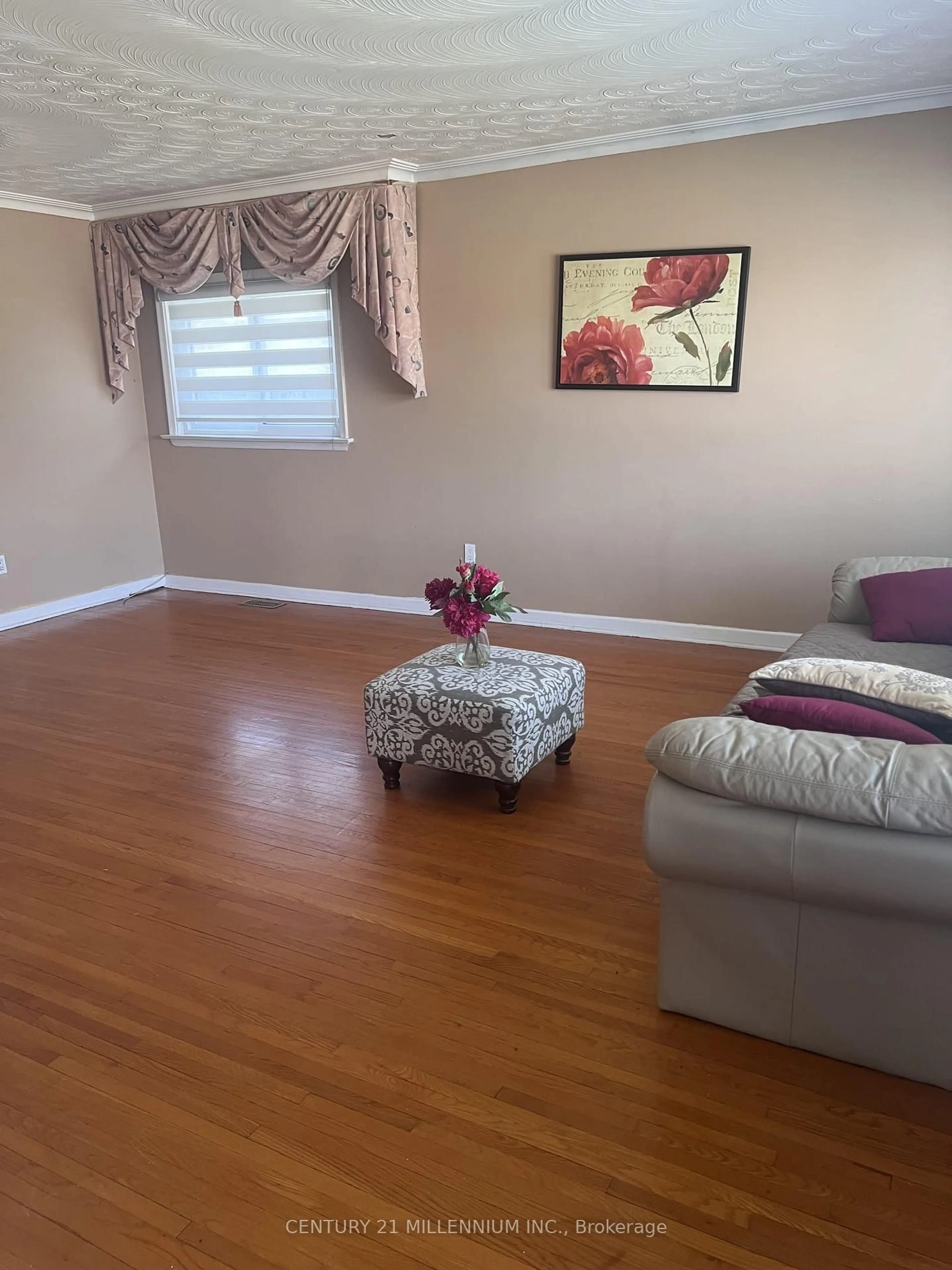 Living room with furniture, wood/laminate floor for 9 Tralee Ave, Toronto Ontario M1G 3E3