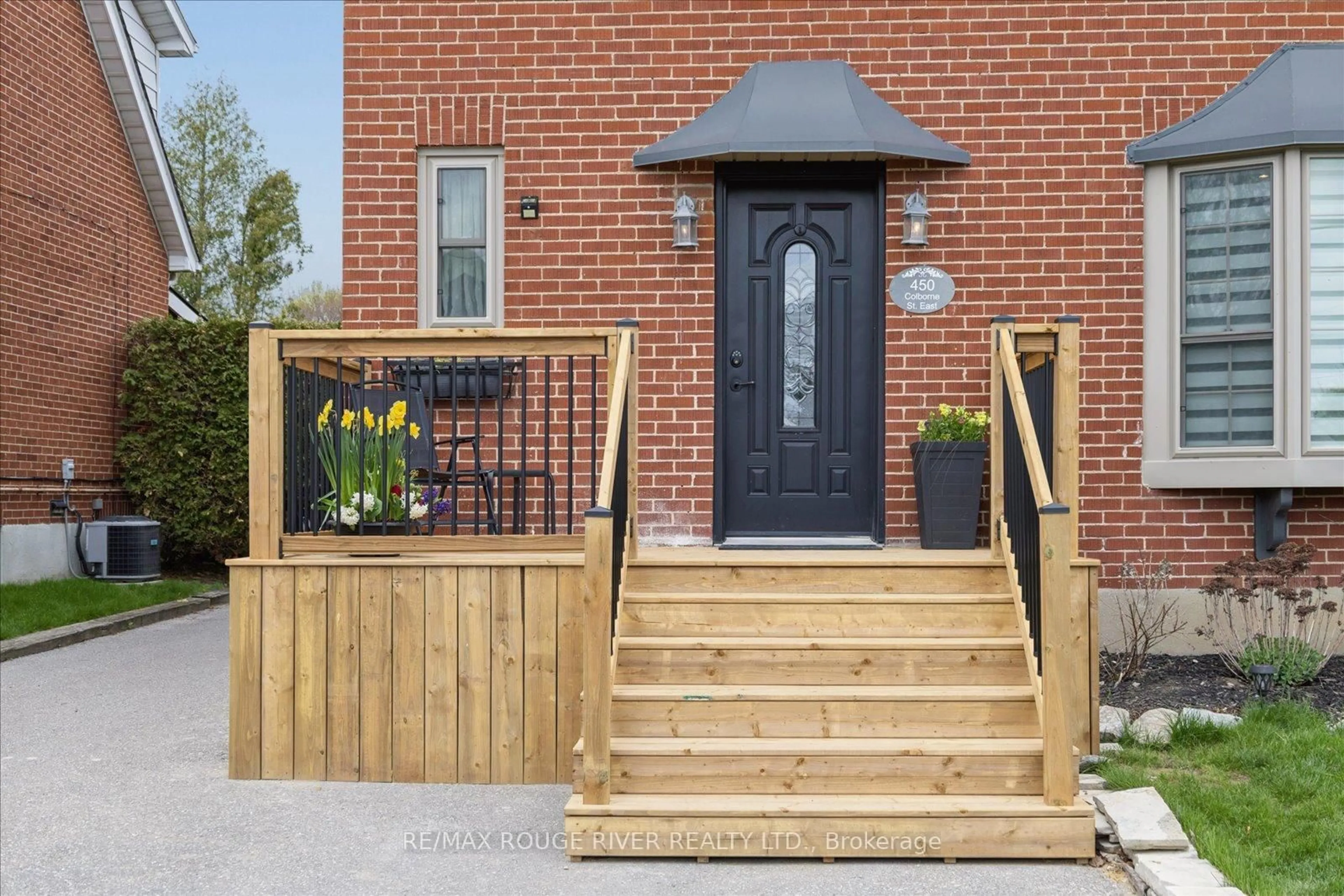 Home with brick exterior material, street for 450 Colborne St, Oshawa Ontario L1G 1N2
