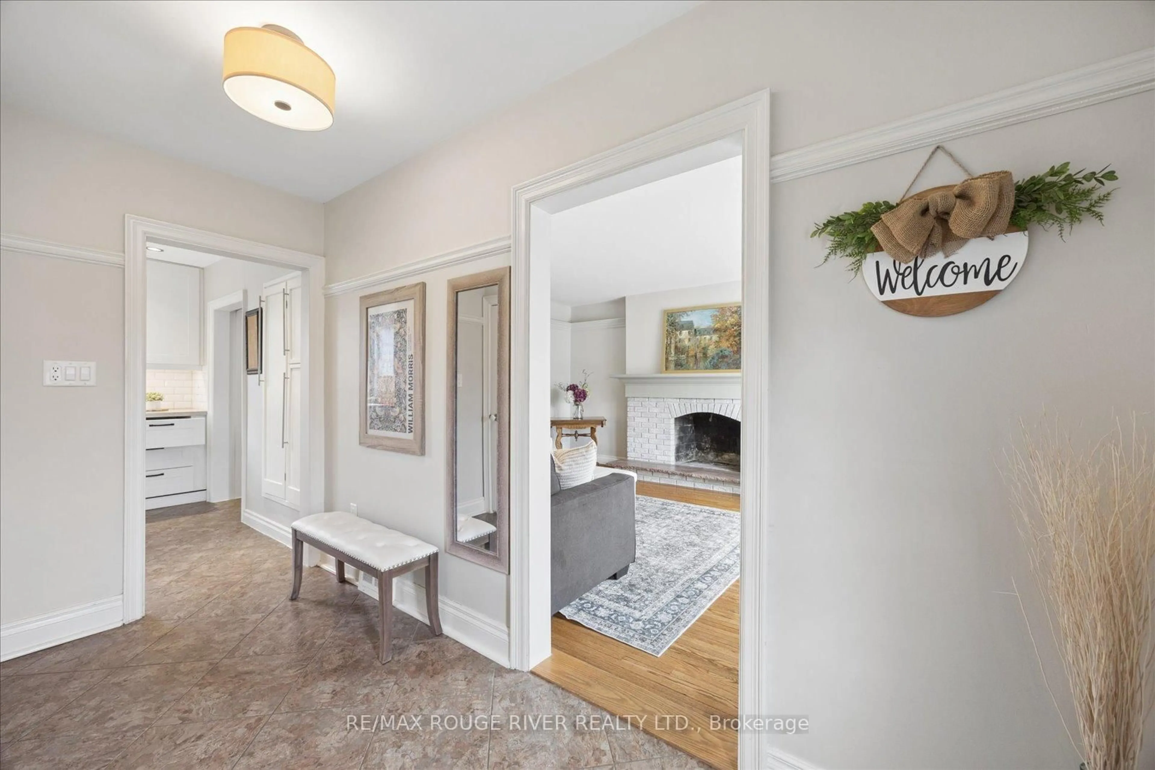 Indoor entryway for 450 Colborne St, Oshawa Ontario L1G 1N2