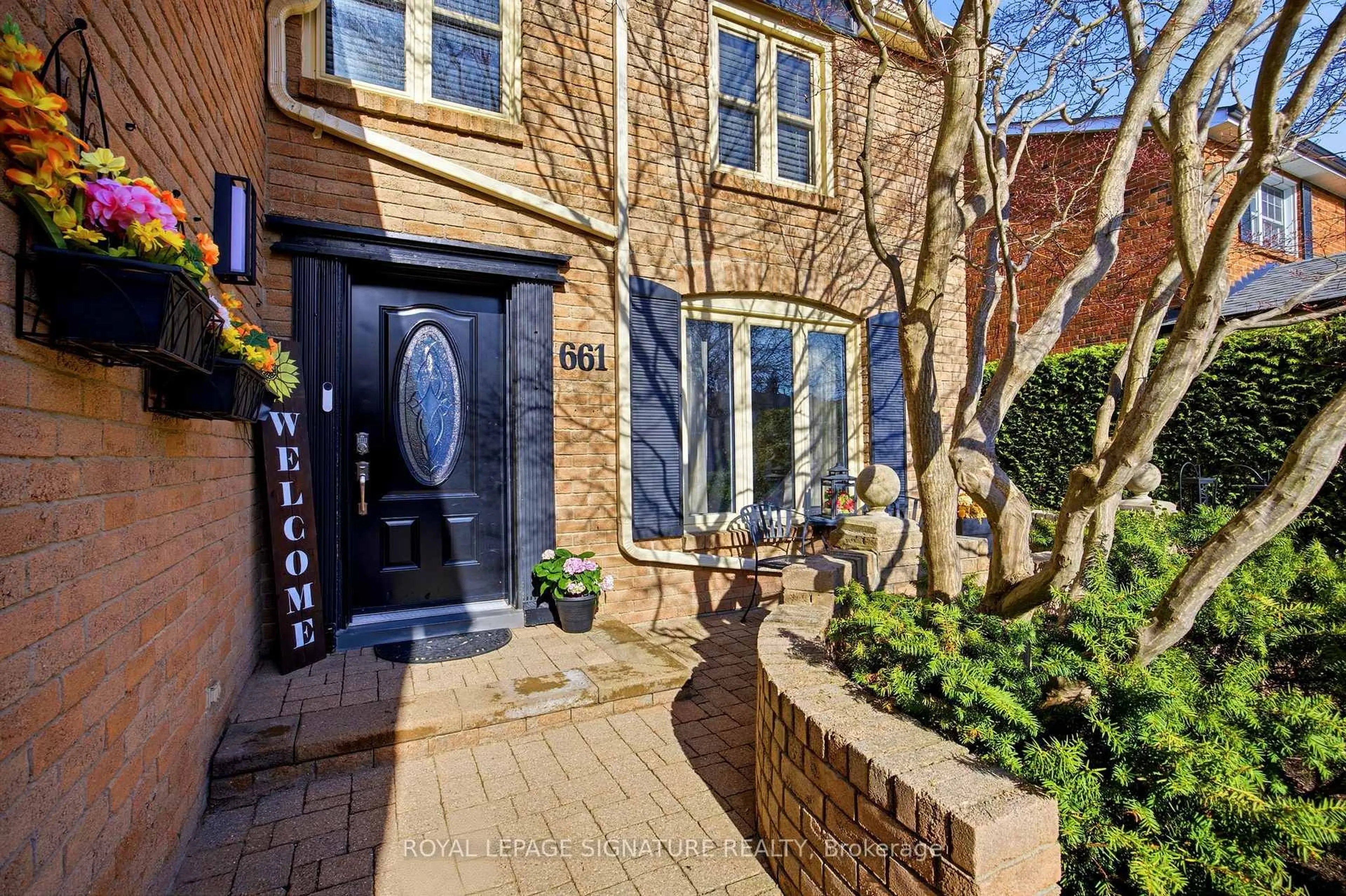 Home with brick exterior material, street for 661 Weyburn Sq, Pickering Ontario L1V 3V3