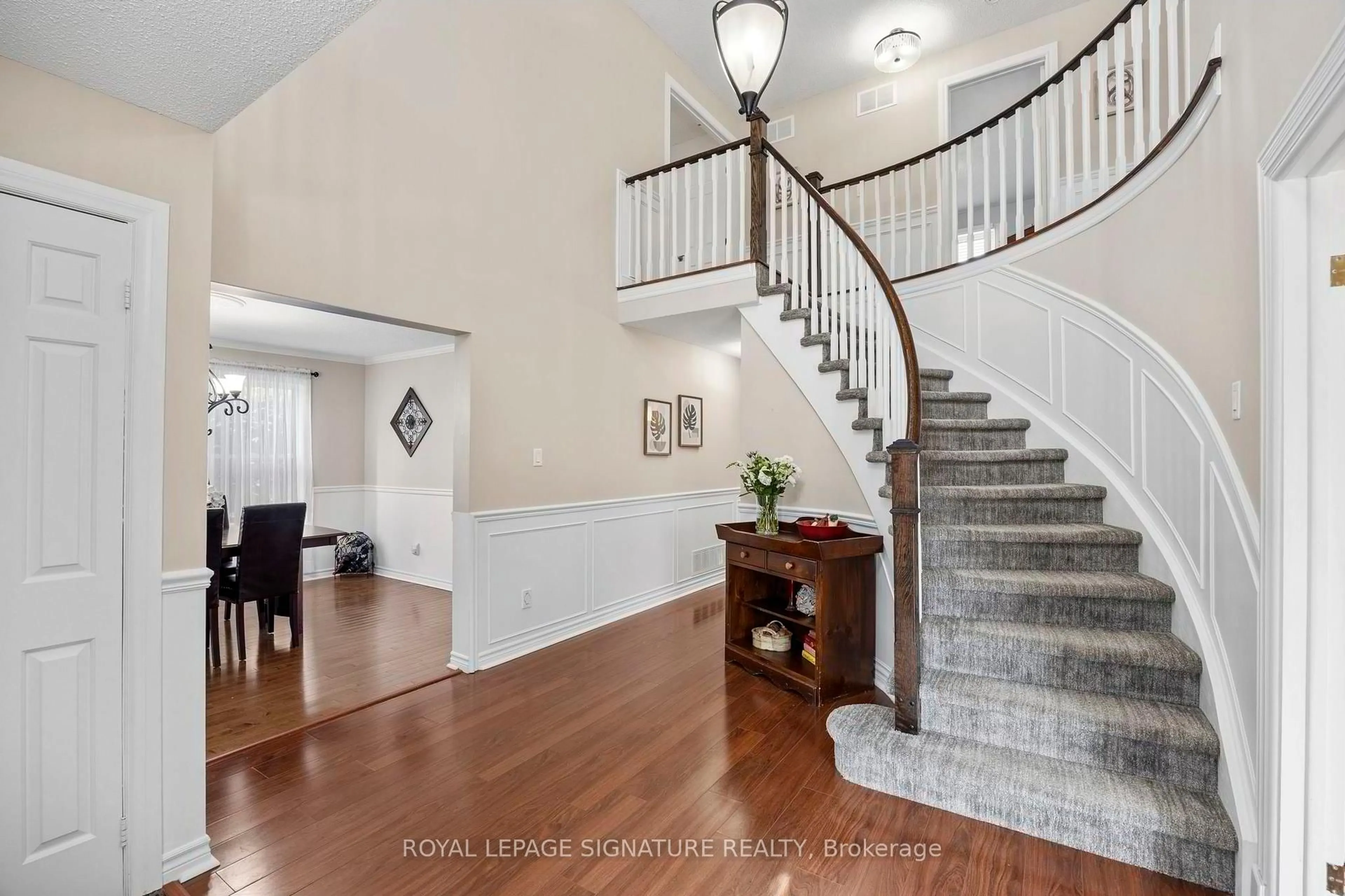 Indoor entryway for 661 Weyburn Sq, Pickering Ontario L1V 3V3