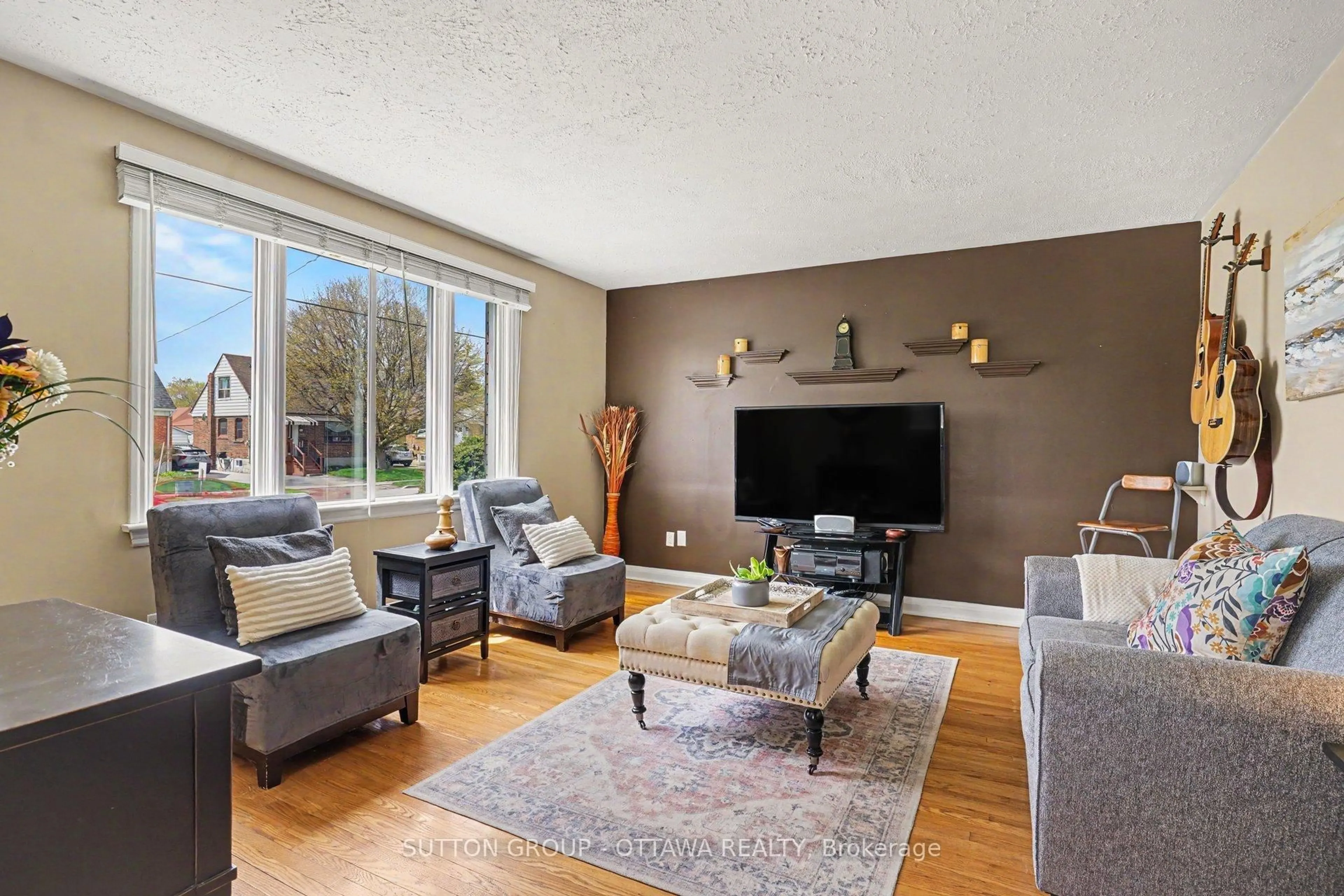 Living room with furniture, unknown for 323 Wilson Rd, Oshawa Ontario L1H 6C4