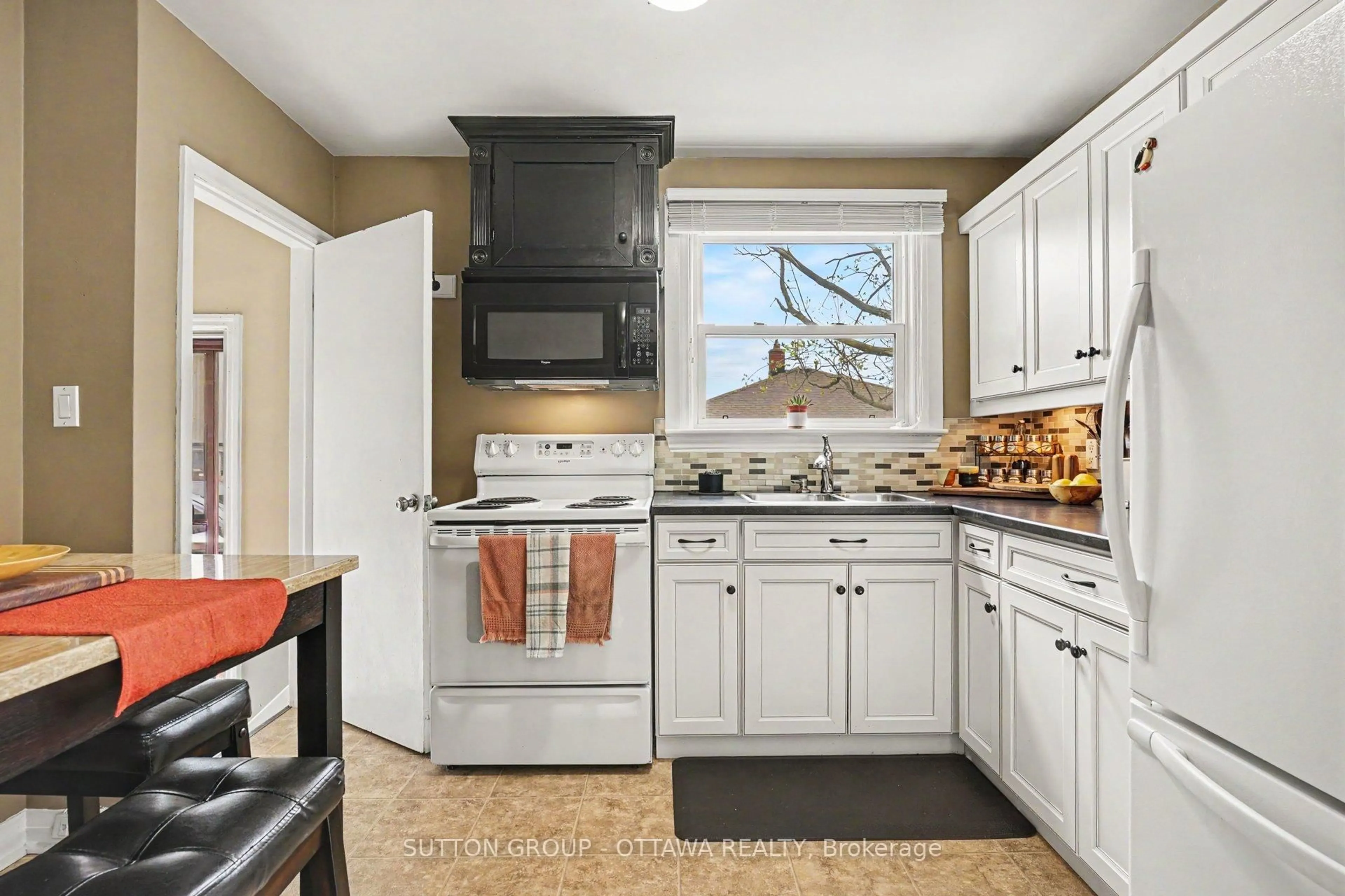 Standard kitchen, ceramic/tile floor for 323 Wilson Rd, Oshawa Ontario L1H 6C4