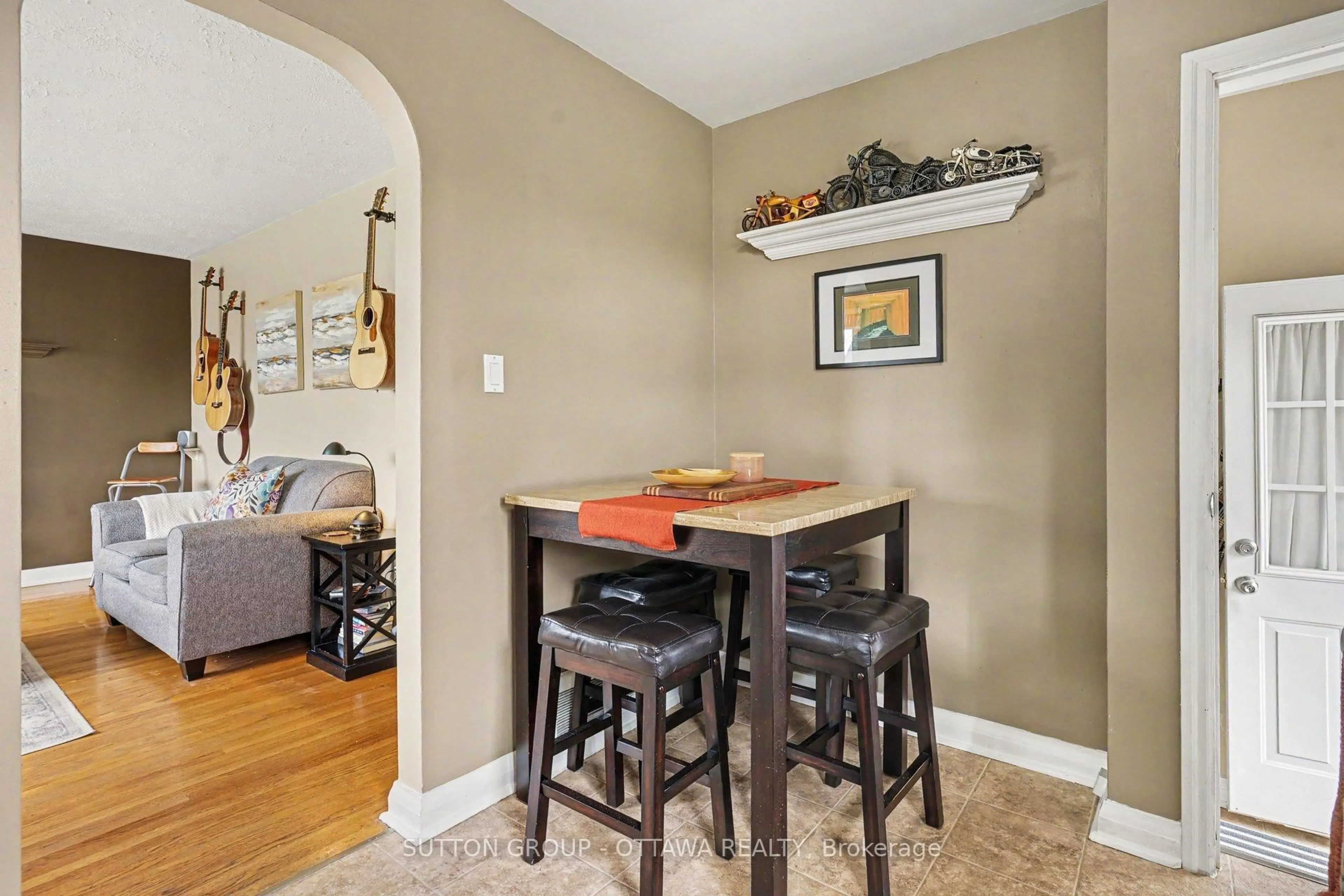 Dining room, wood/laminate floor for 323 Wilson Rd, Oshawa Ontario L1H 6C4