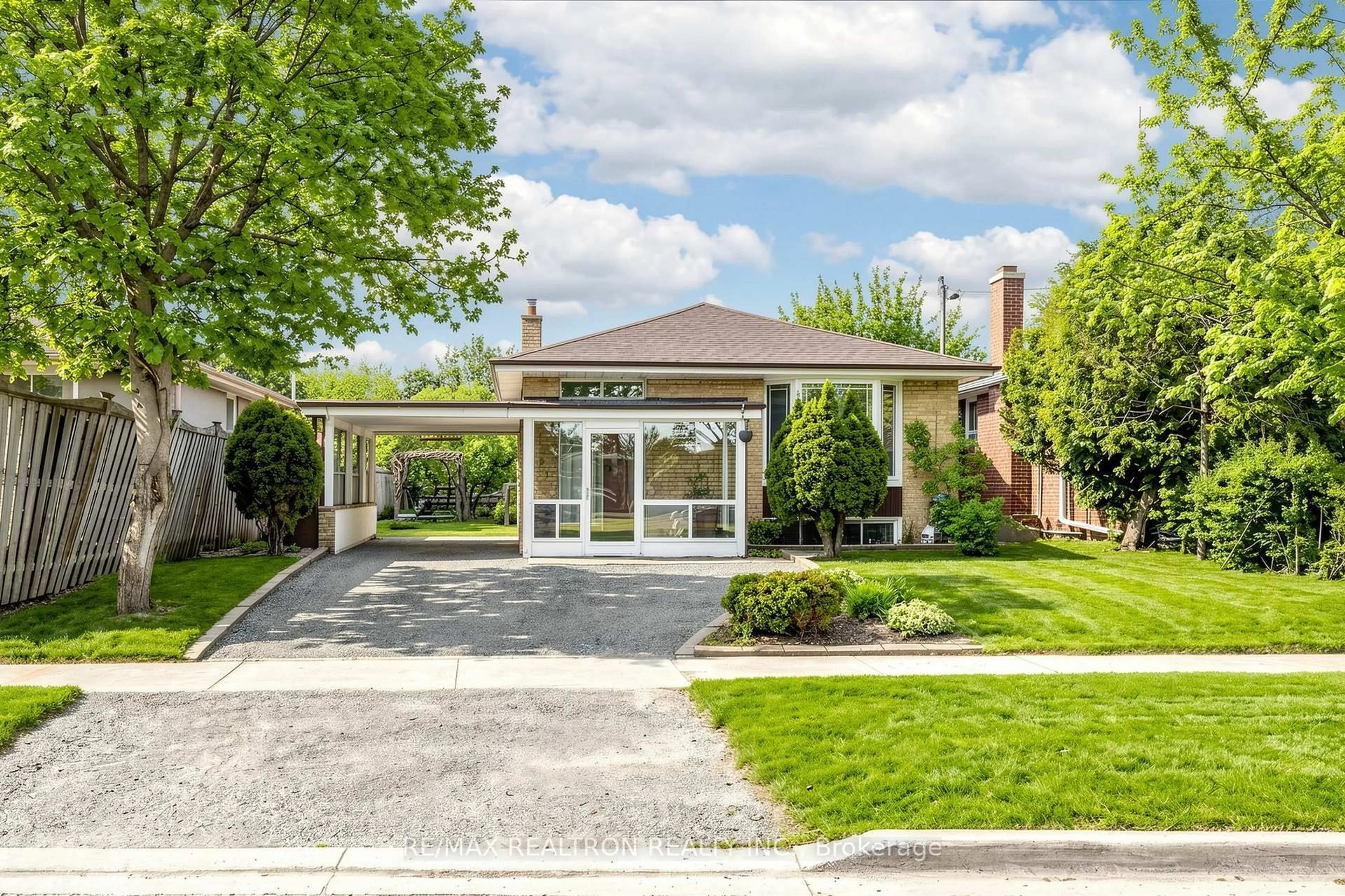 Home with brick exterior material, street for 950 McCowan Rd, Toronto Ontario M1P 3H7