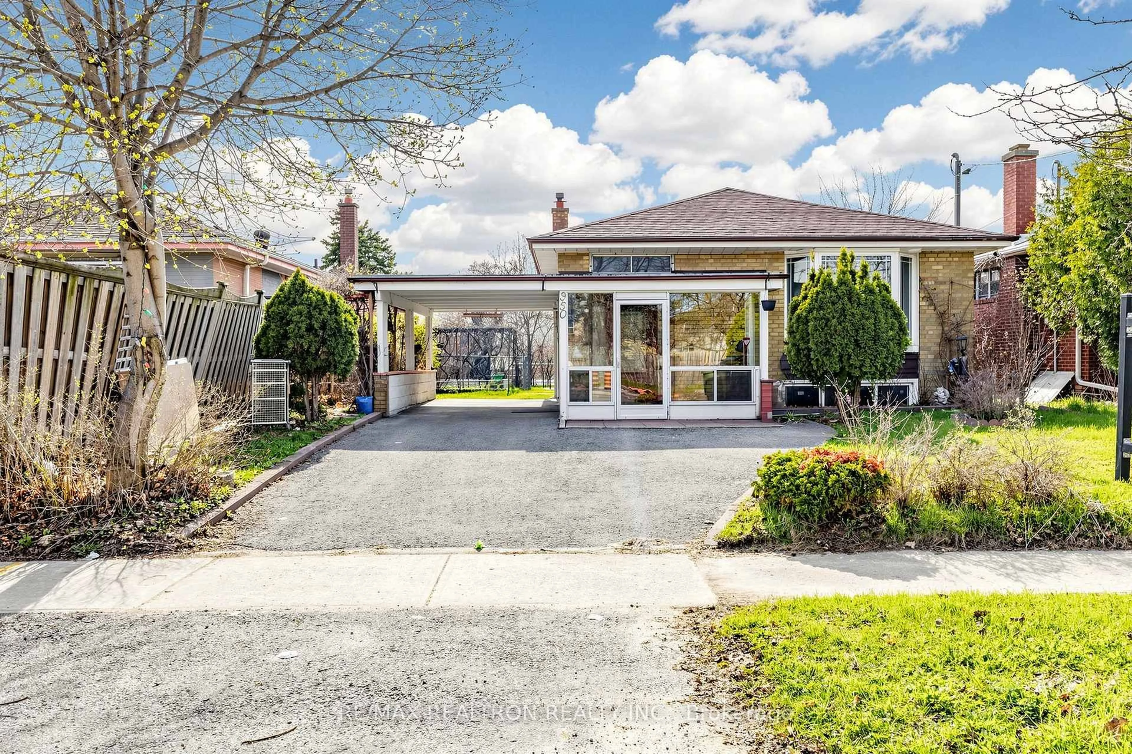 Patio, street for 950 McCowan Rd, Toronto Ontario M1P 3H7