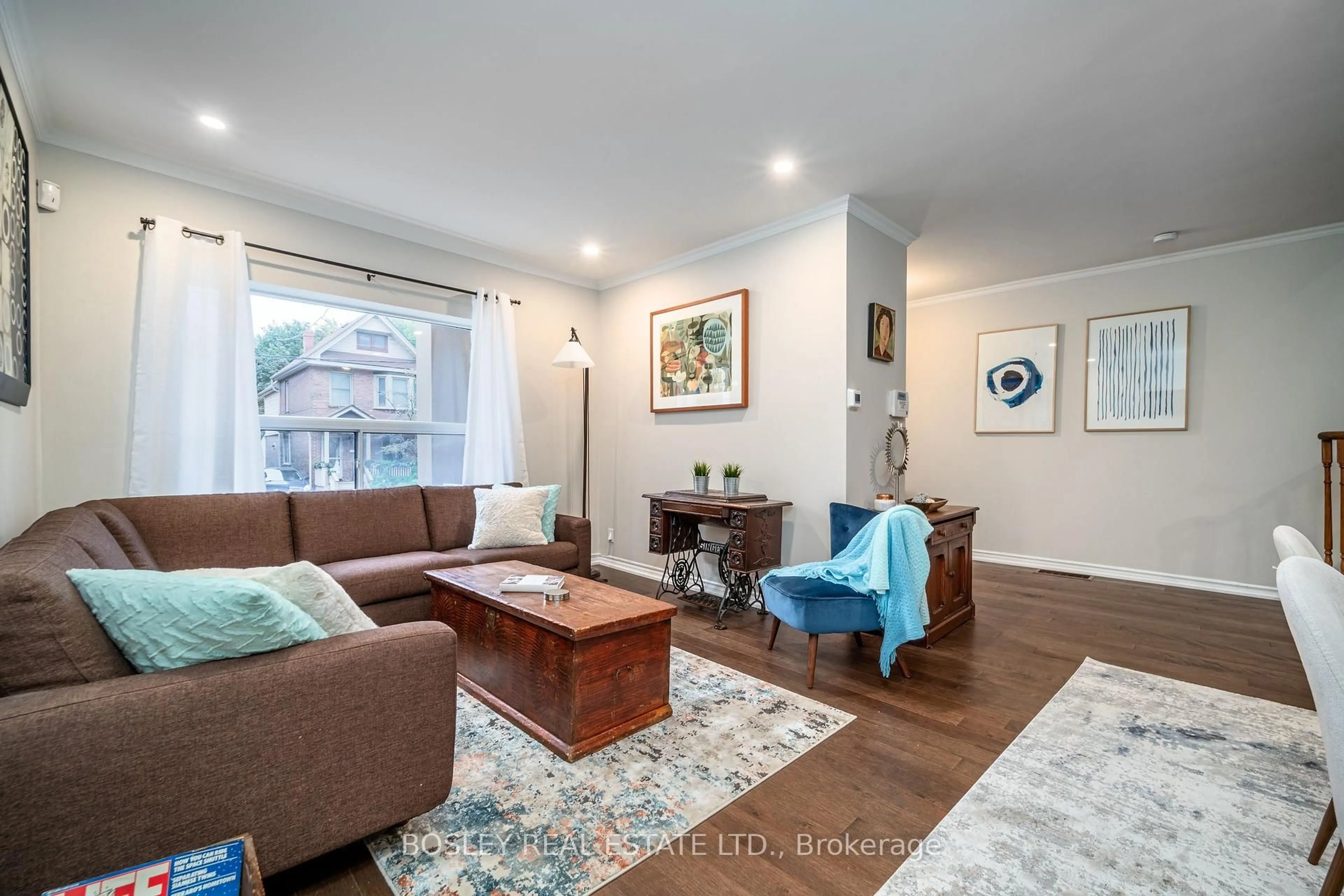 Living room with furniture, wood/laminate floor for 386 Lumsden Ave, Toronto Ontario M4C 2L6