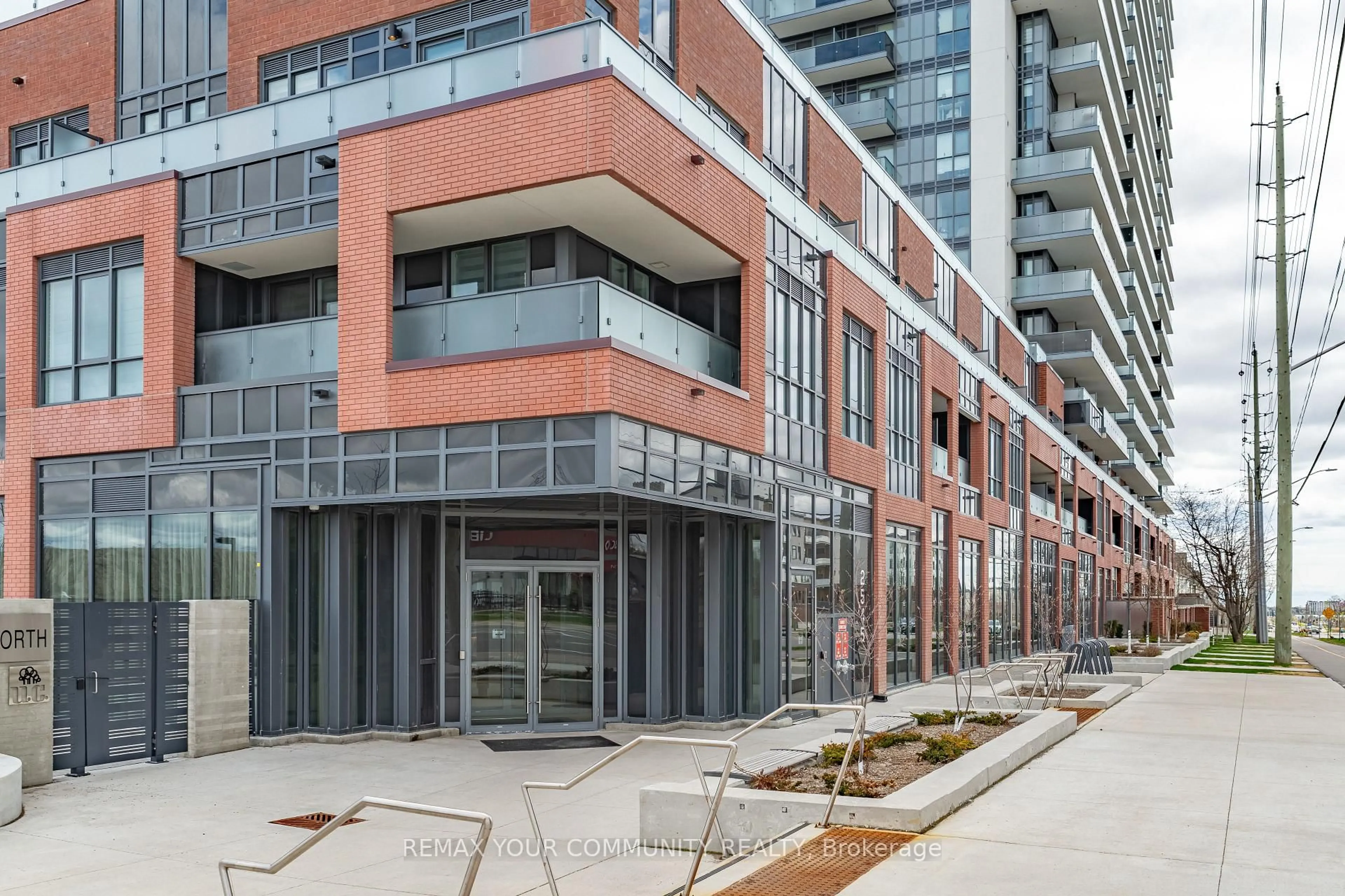 Patio, street for 2545 Simcoe St #2302, Oshawa Ontario L1L 0W3