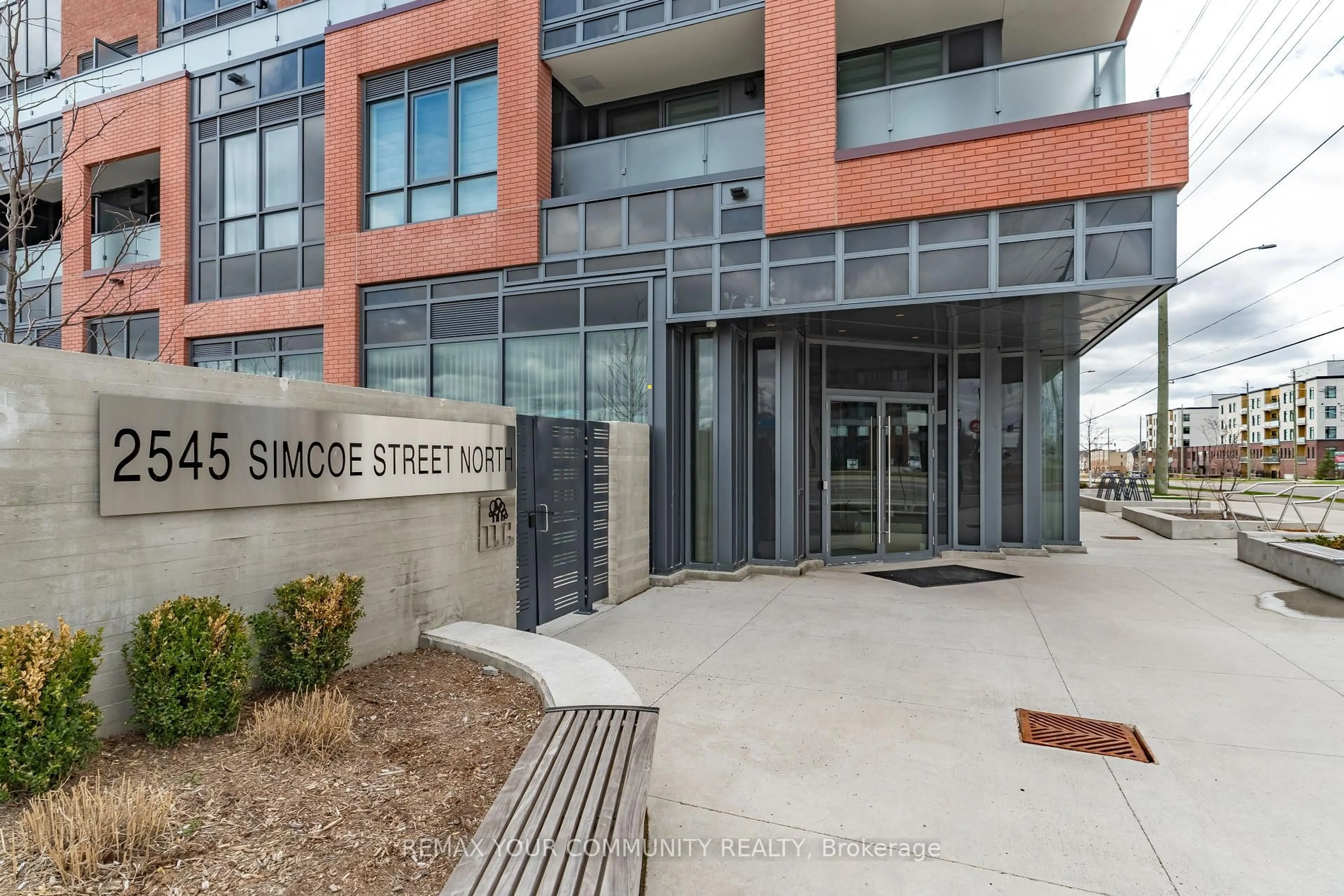 Indoor foyer for 2545 Simcoe St #2302, Oshawa Ontario L1L 0W3