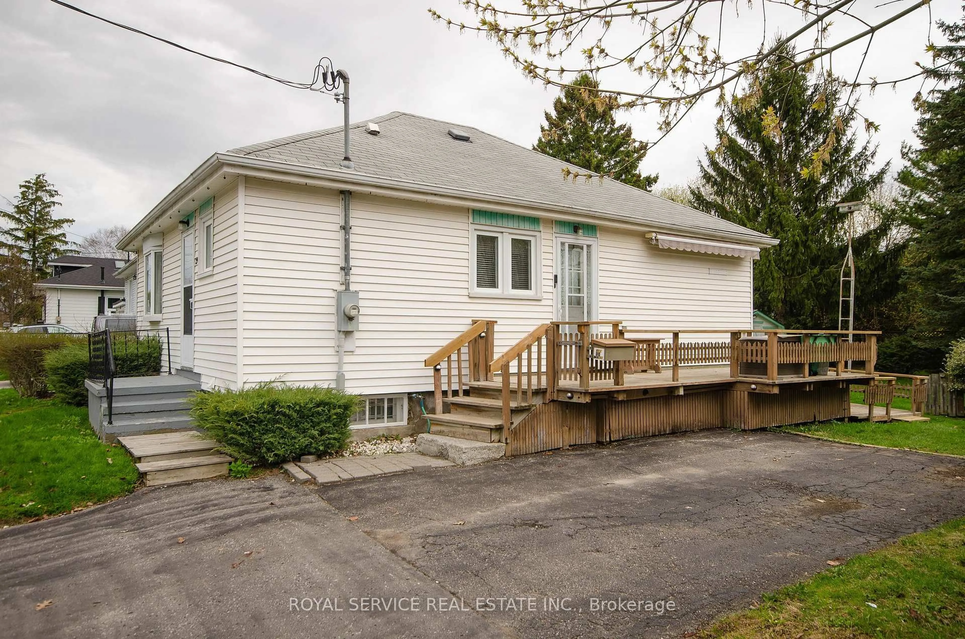 A pic from outside/outdoor area/front of a property/back of a property/a pic from drone, street for 29 Prospect St, Clarington Ontario L1C 3G9