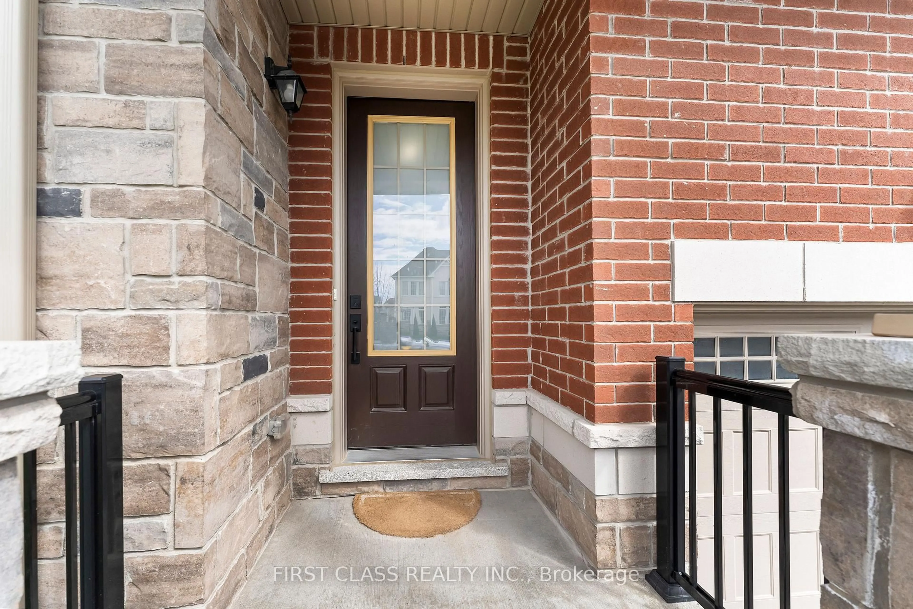 Indoor entryway for 92 Grady Dr, Clarington Ontario L1B 1G9