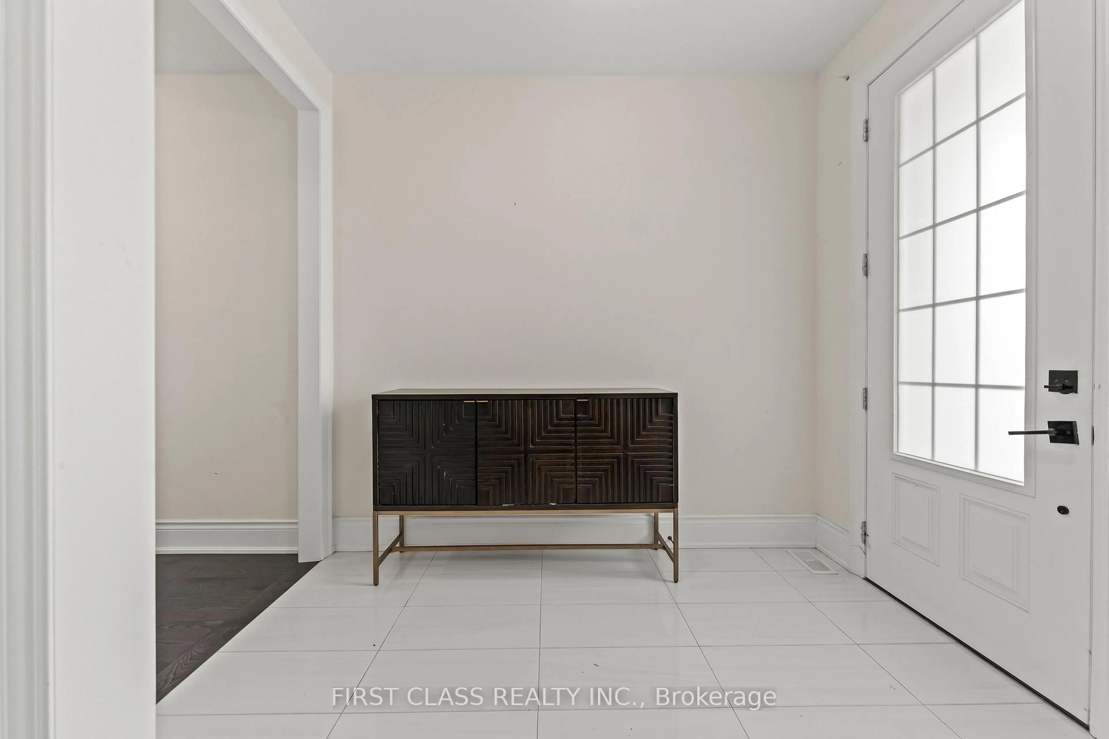 Indoor entryway for 92 Grady Dr, Clarington Ontario L1B 1G9