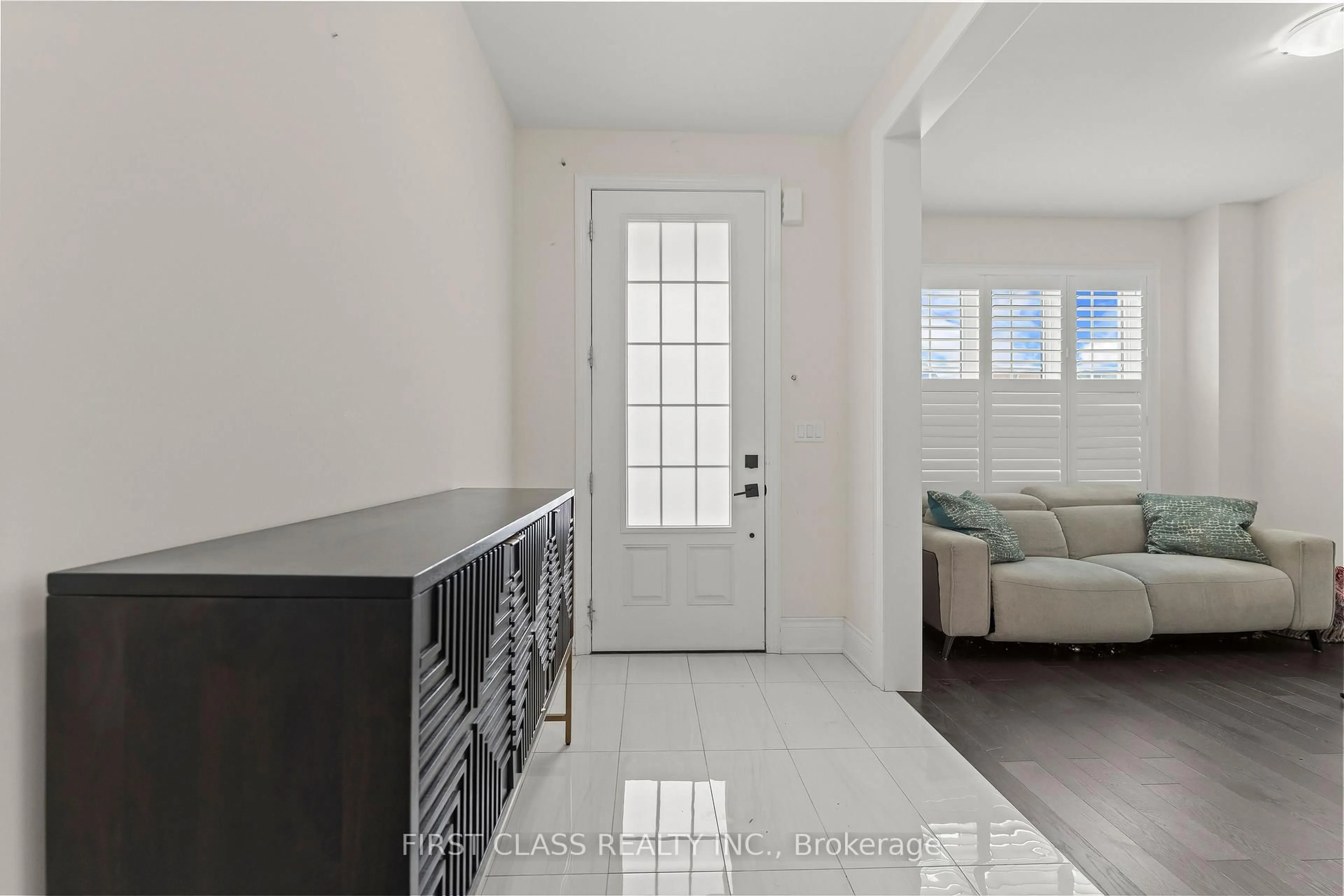 Indoor entryway for 92 Grady Dr, Clarington Ontario L1B 1G9