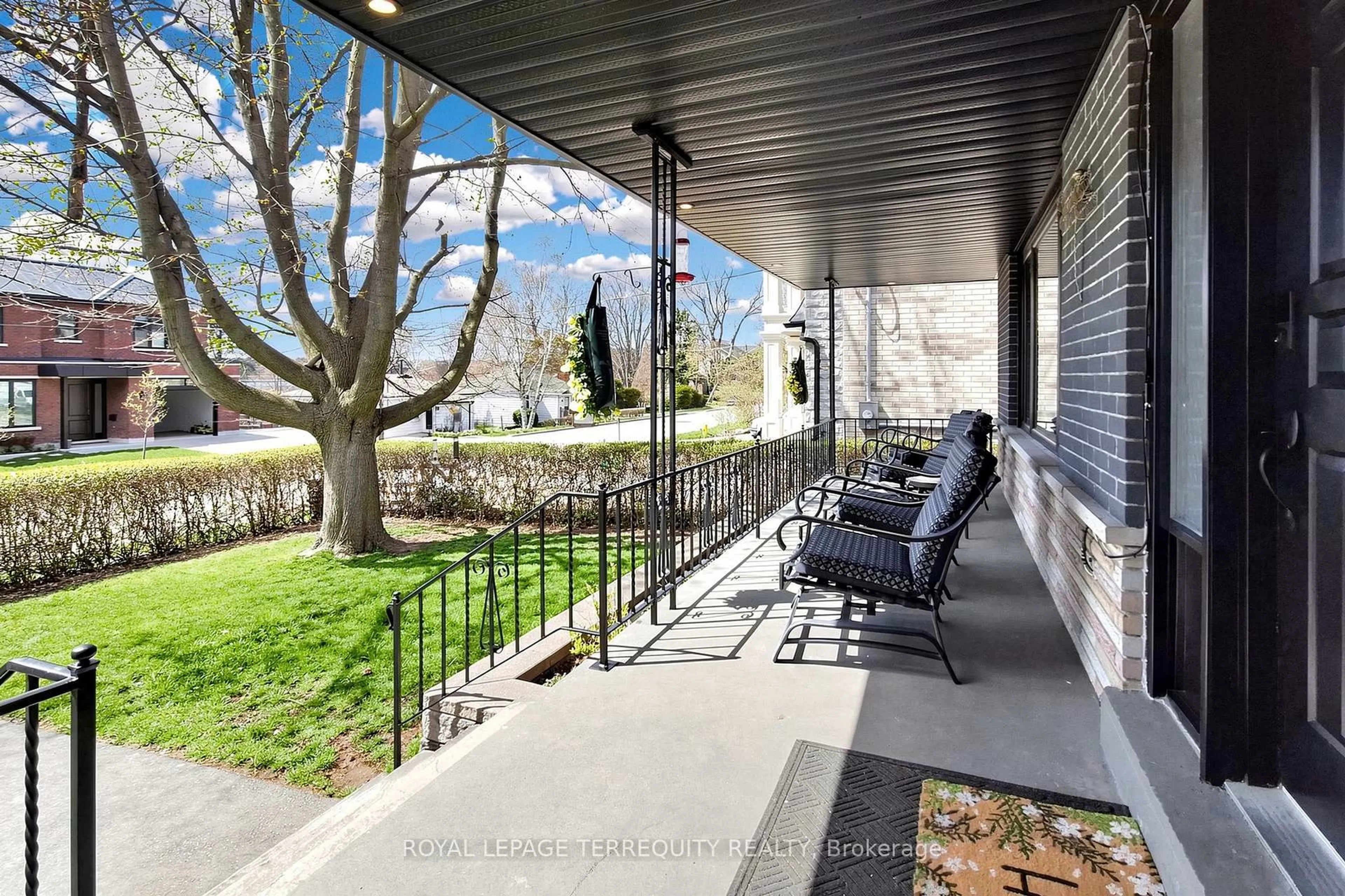 Patio, street for 811 Fairview Ave, Pickering Ontario L1W 1M7
