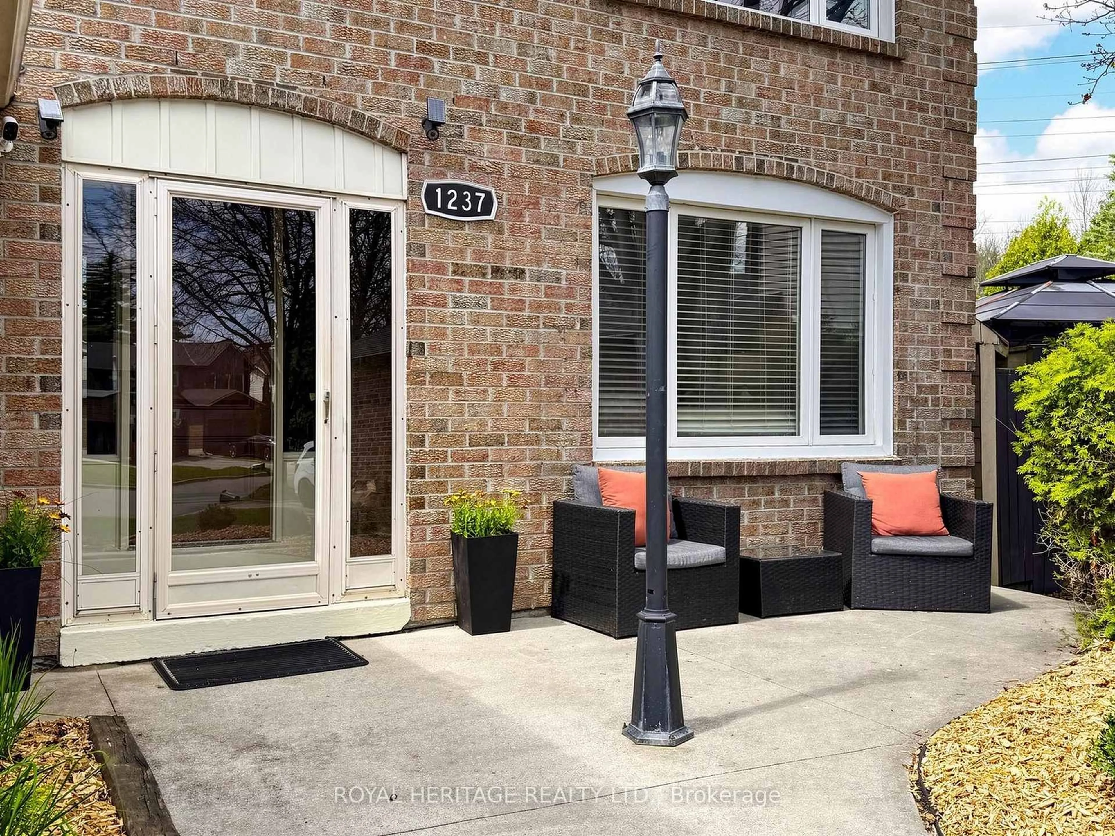 Unknown for 1237 Fieldstone Circ, Pickering Ontario L1X 1B9