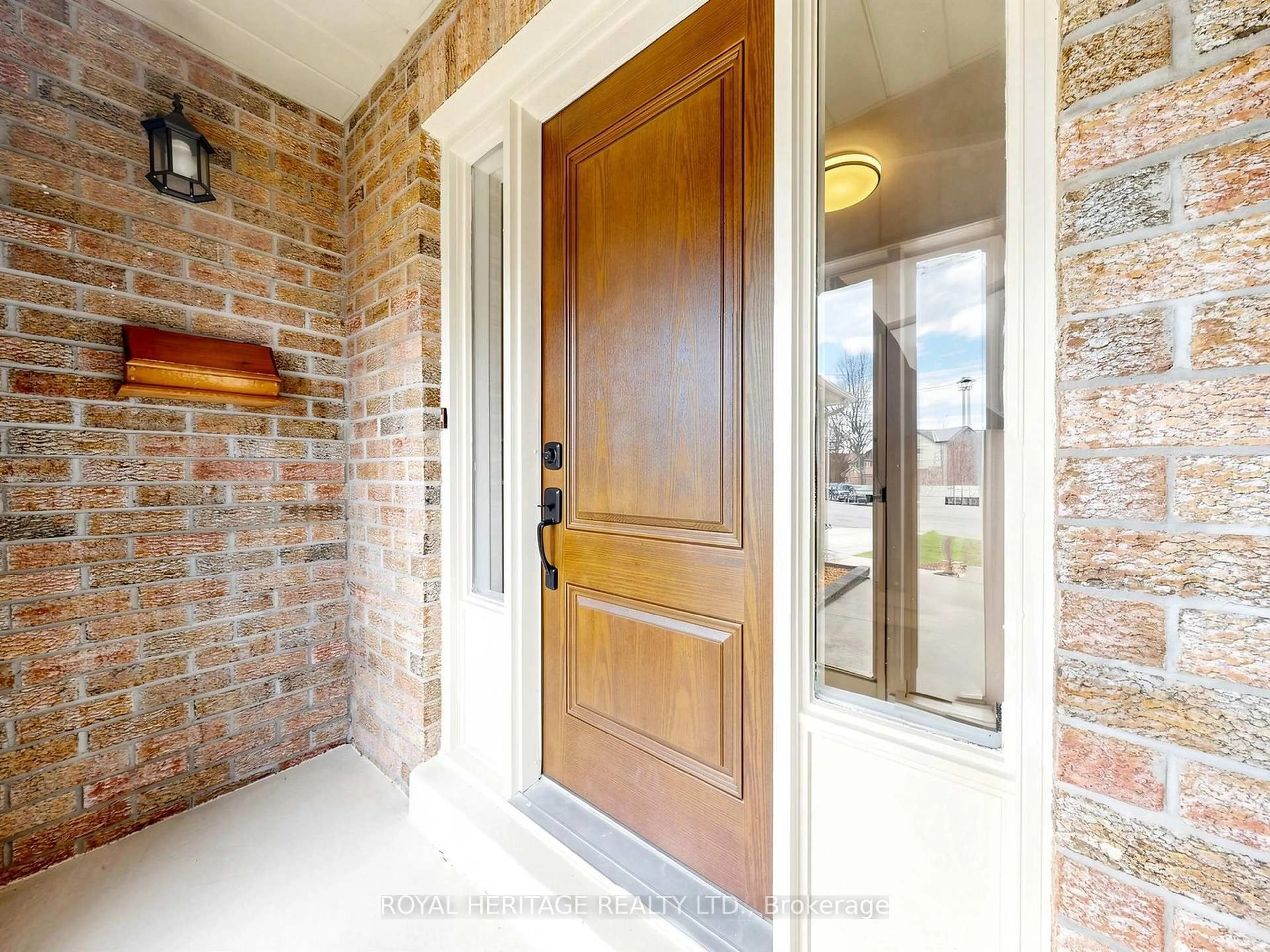 Indoor entryway for 1237 Fieldstone Circ, Pickering Ontario L1X 1B9