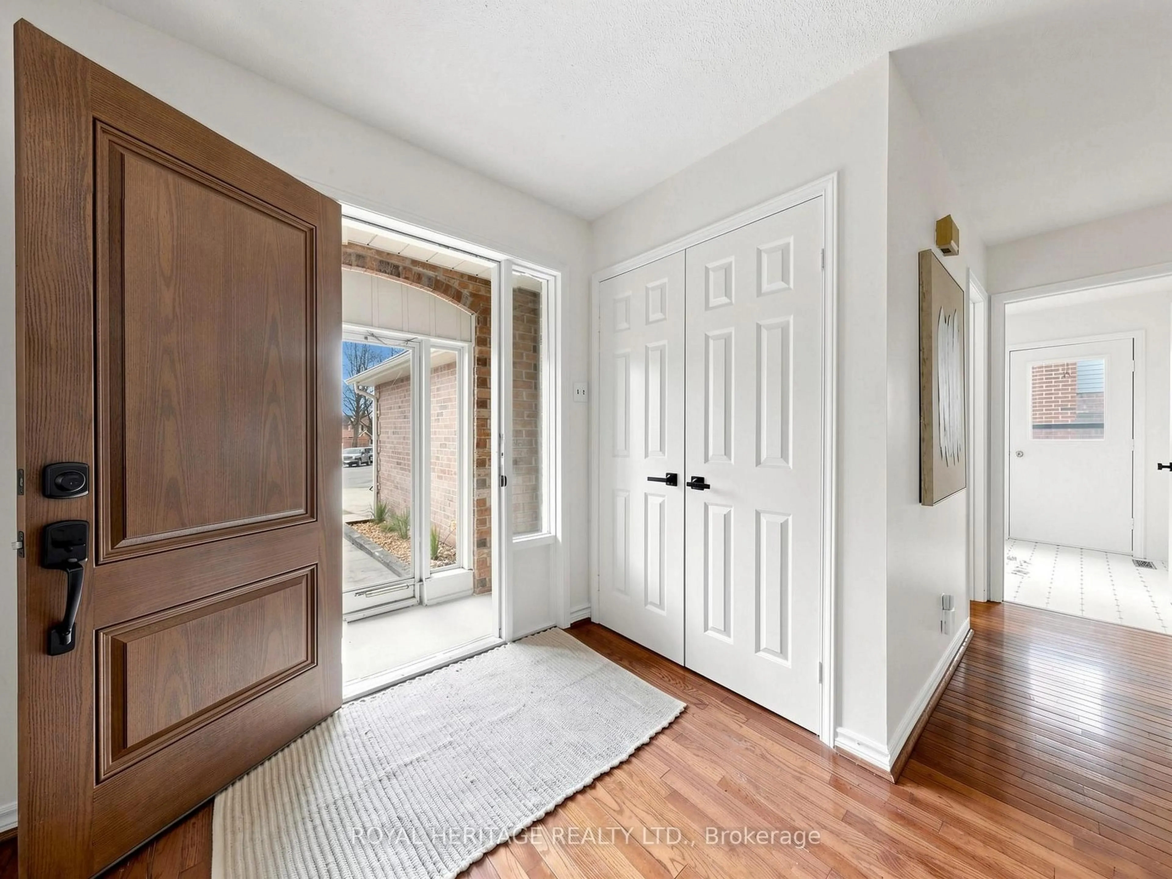 Indoor entryway for 1237 Fieldstone Circ, Pickering Ontario L1X 1B9