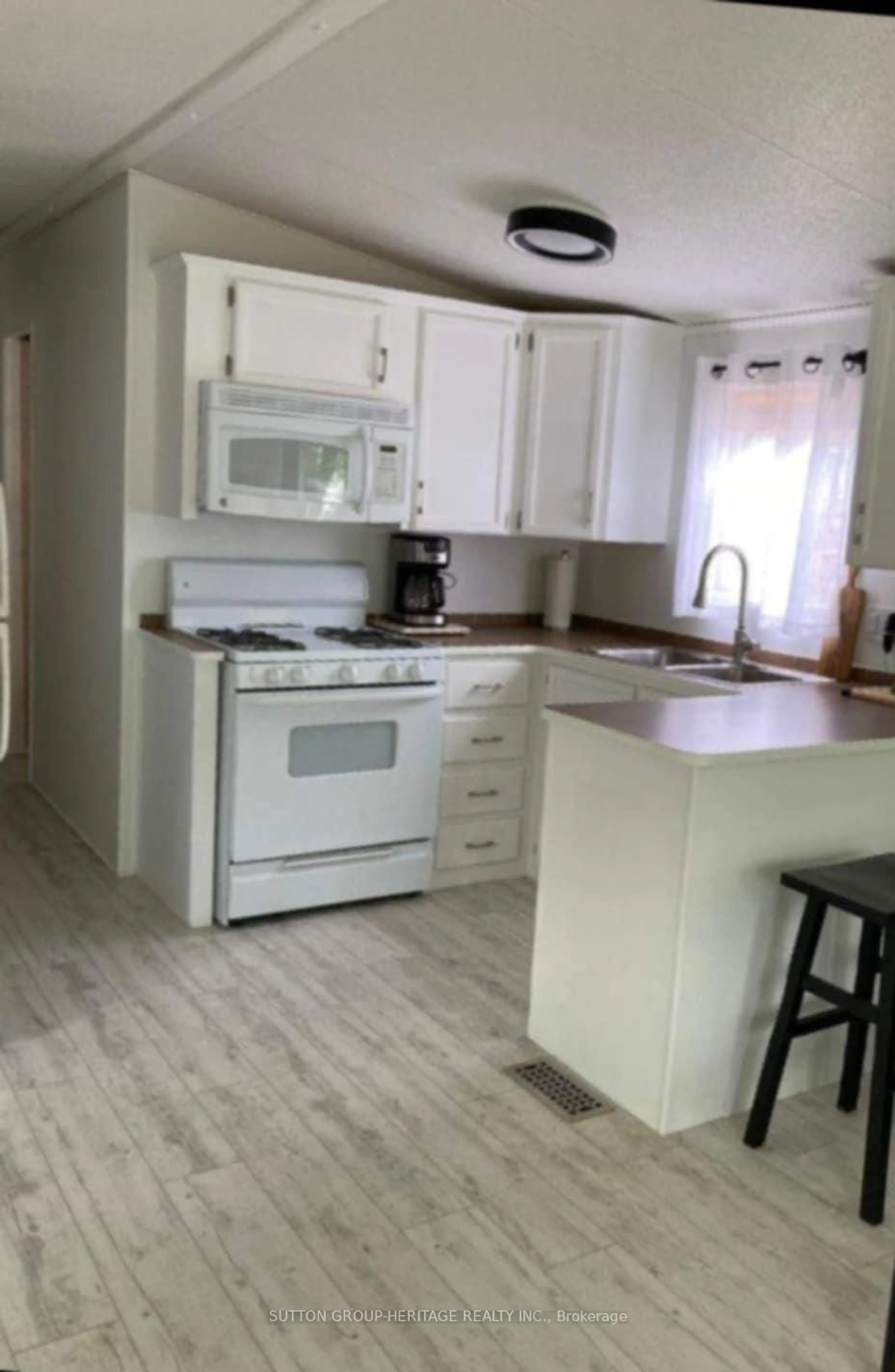 Standard kitchen, unknown for 225 Platten Blvd #636, Scugog Ontario L9L 1B4