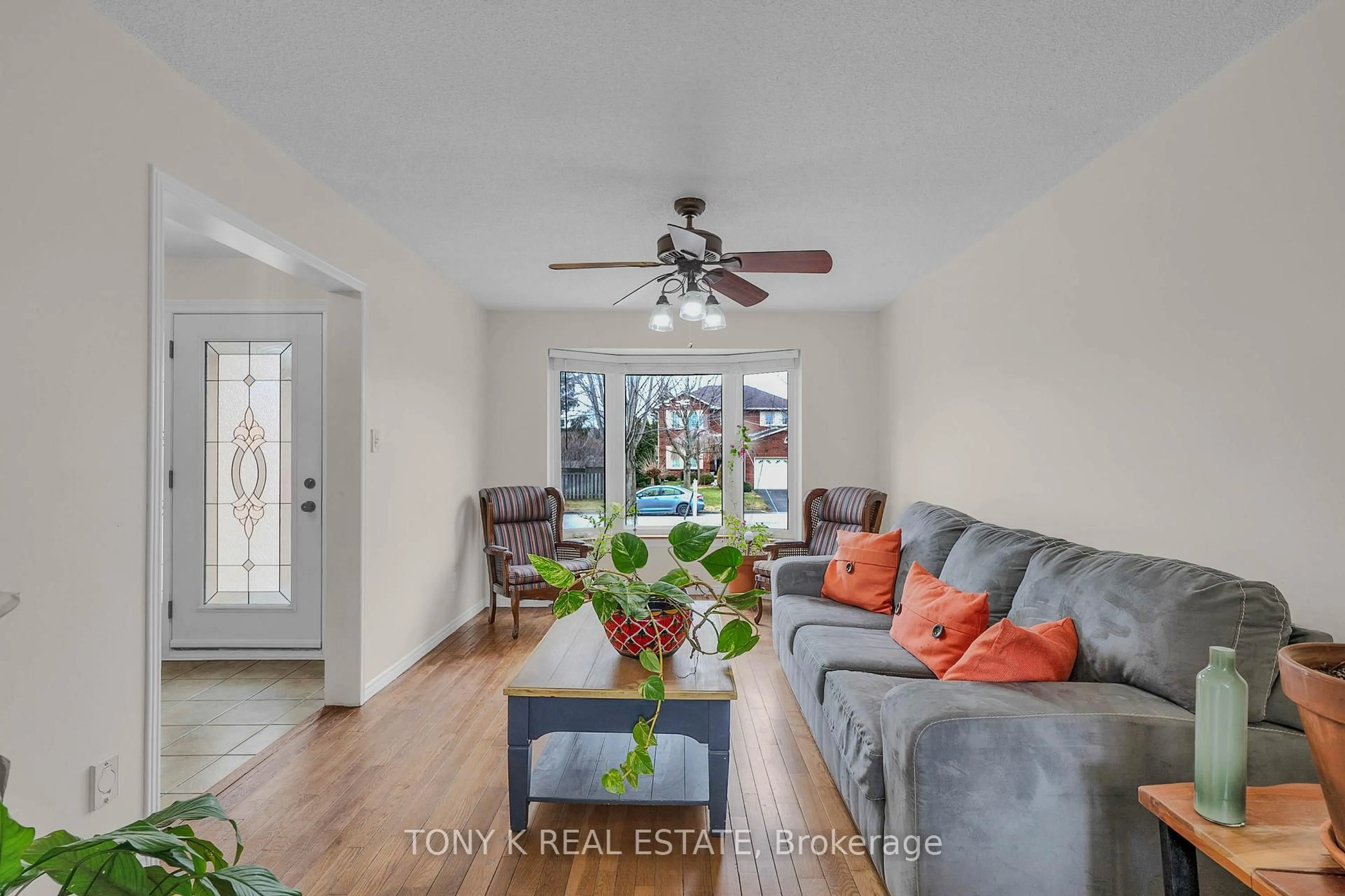 Living room with furniture, unknown for 27 Ingleborough Dr, Whitby Ontario L1N 8J9