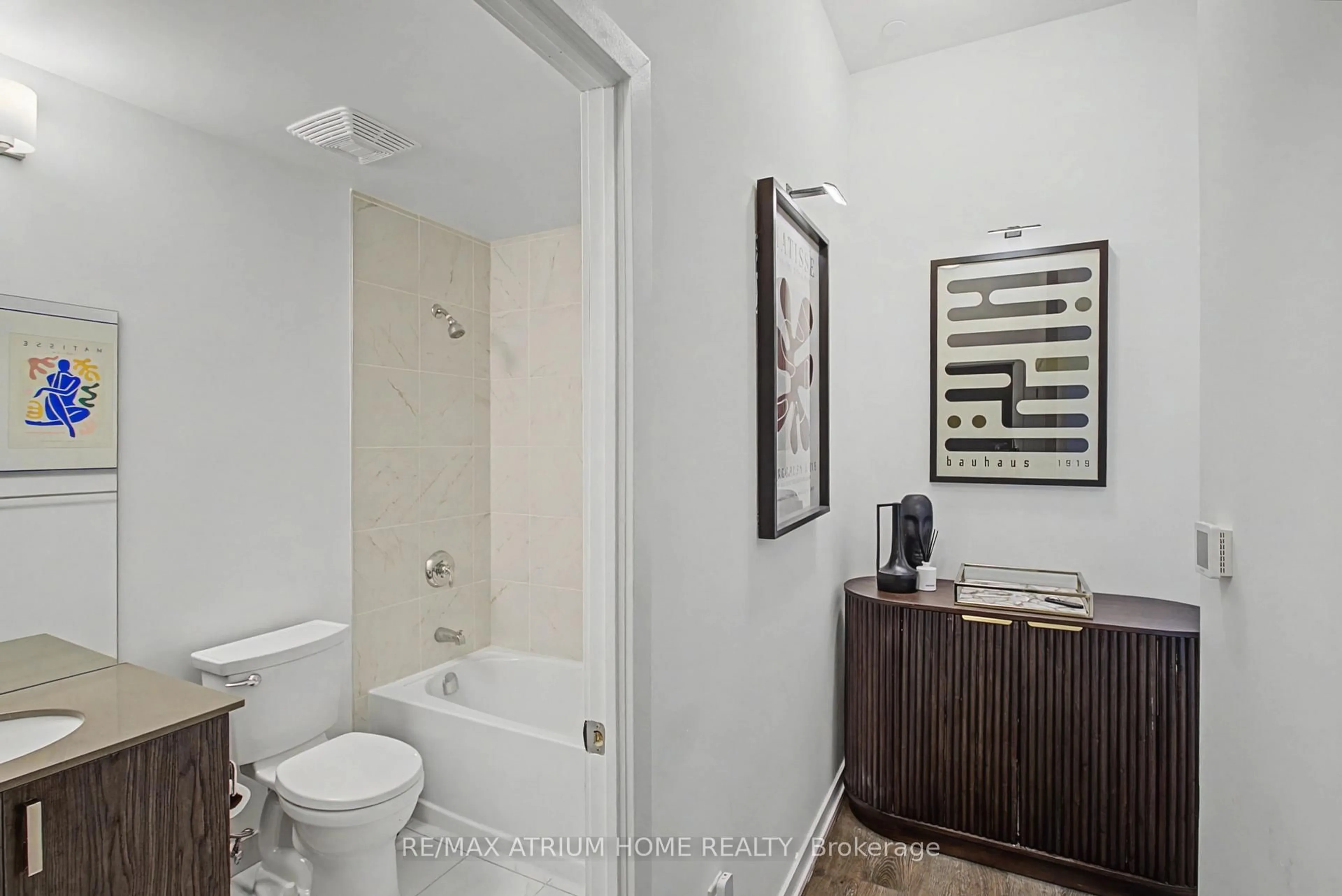 Standard bathroom, unknown for 1480 Bayly St #702, Pickering Ontario L1W 0C2