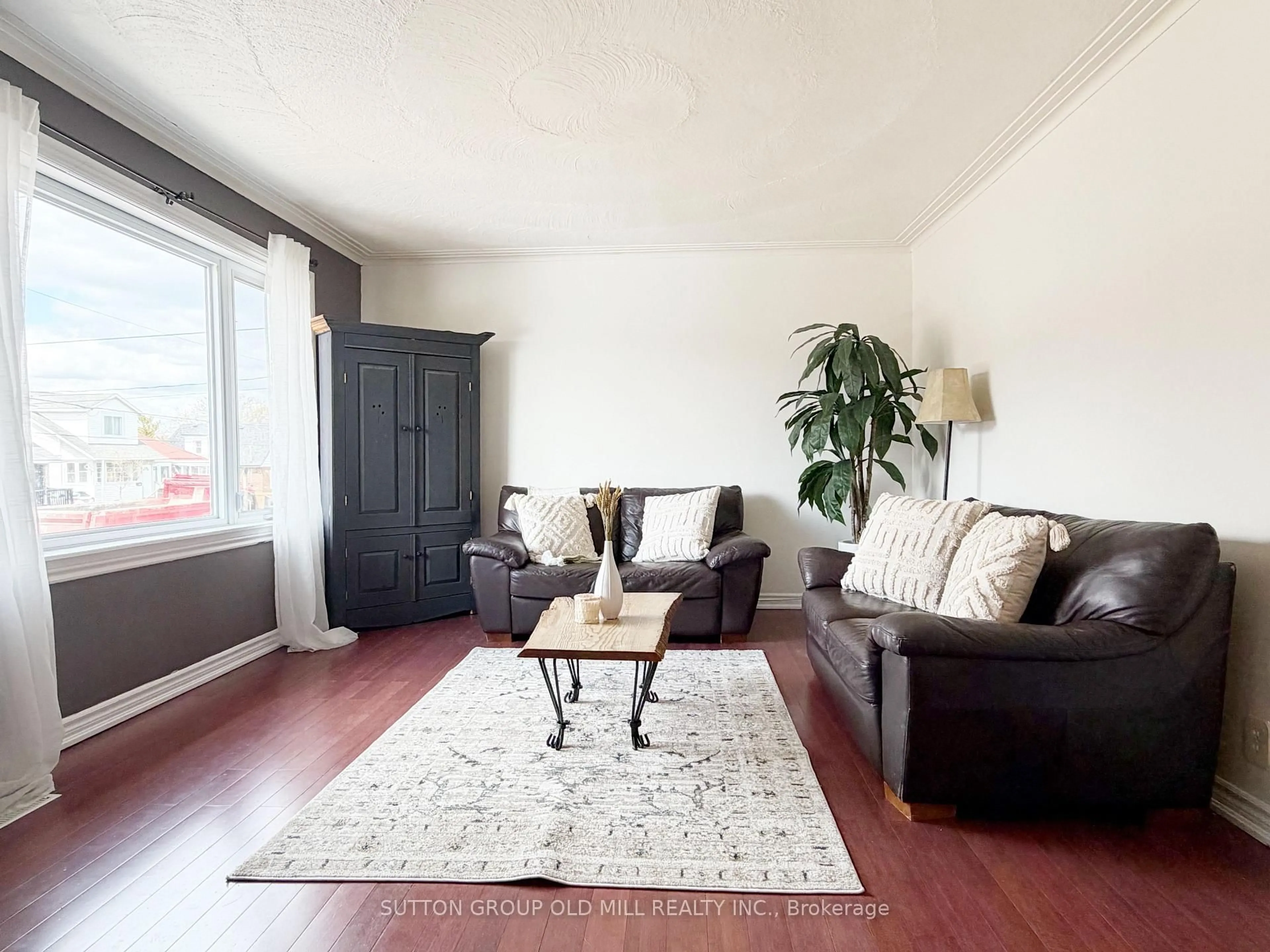 Living room with furniture, wood/laminate floor for 33 Mystic Ave, Toronto Ontario M1L 4G8
