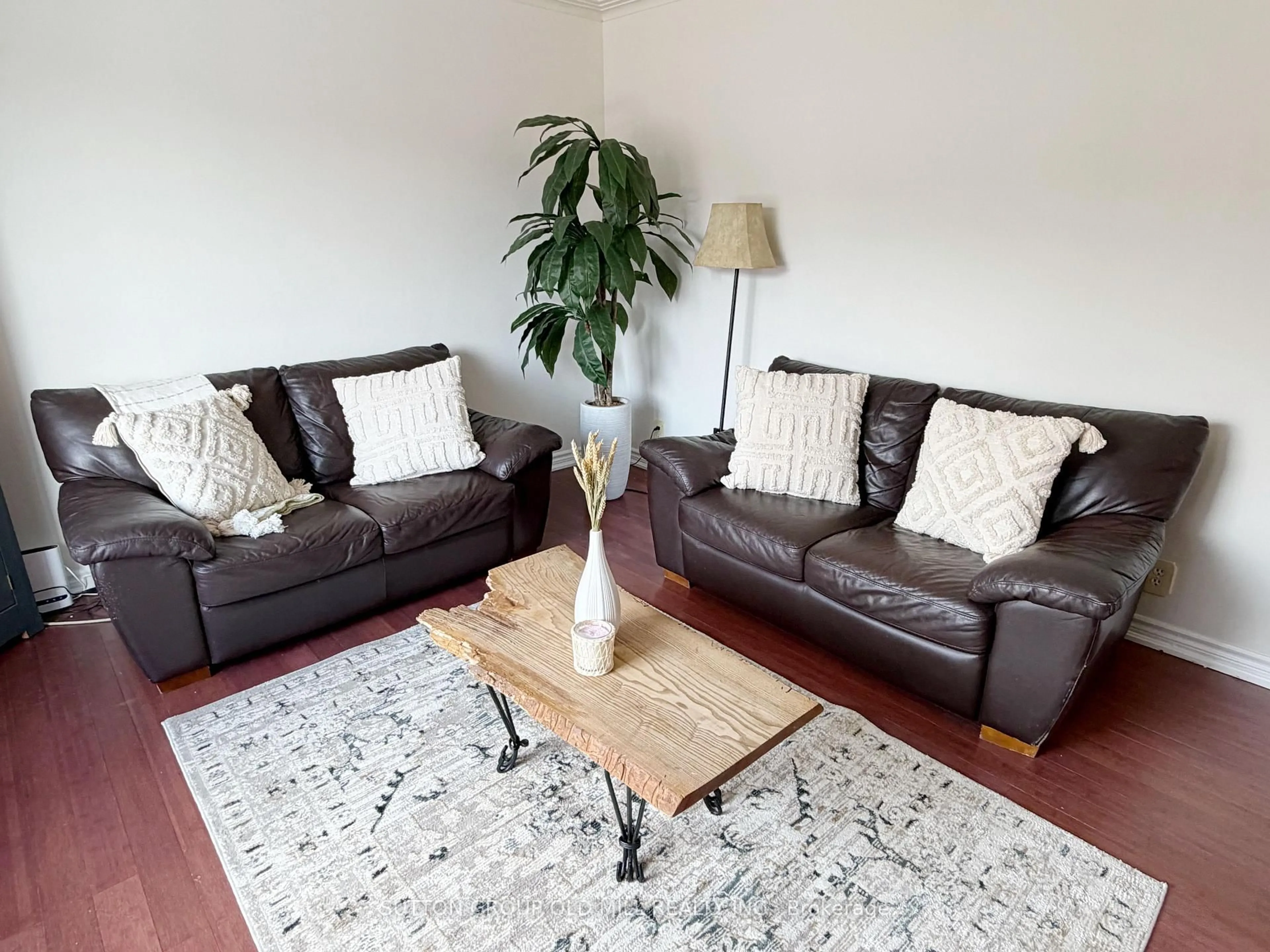Living room with furniture, unknown for 33 Mystic Ave, Toronto Ontario M1L 4G8