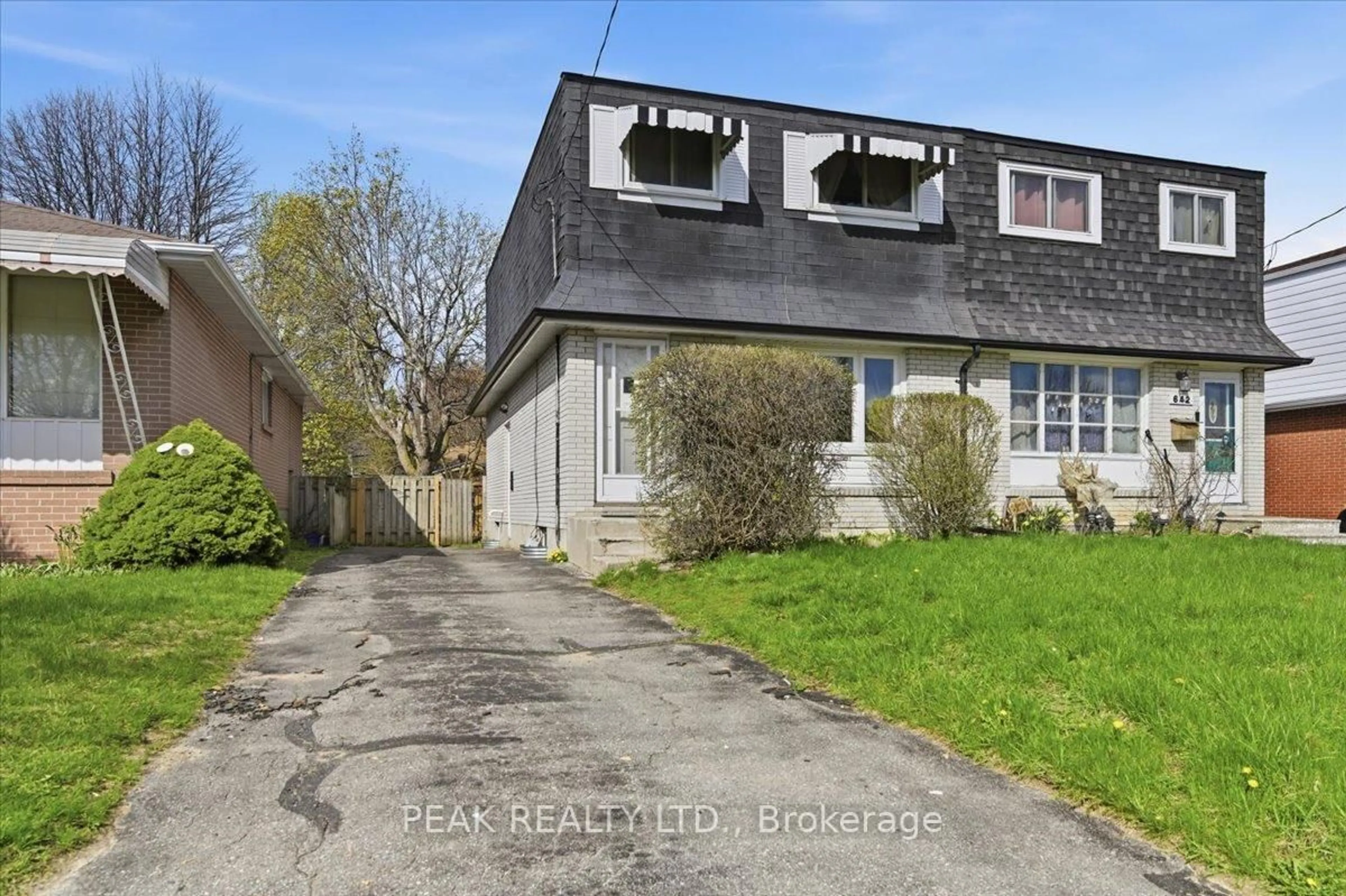A pic from outside/outdoor area/front of a property/back of a property/a pic from drone, street for 644 Perry Cres, Oshawa Ontario L1J 2E3