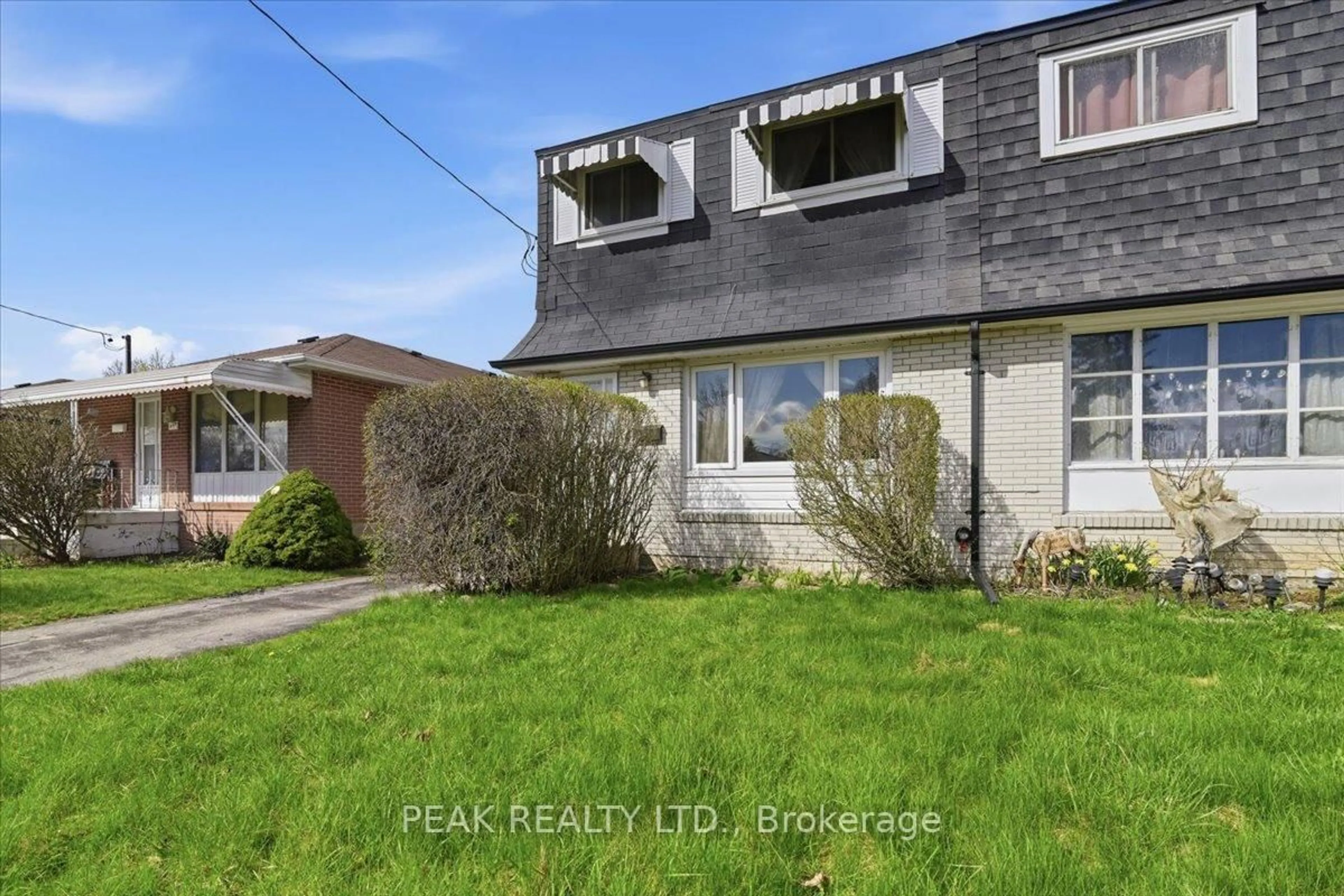 A pic from outside/outdoor area/front of a property/back of a property/a pic from drone, street for 644 Perry Cres, Oshawa Ontario L1J 2E3