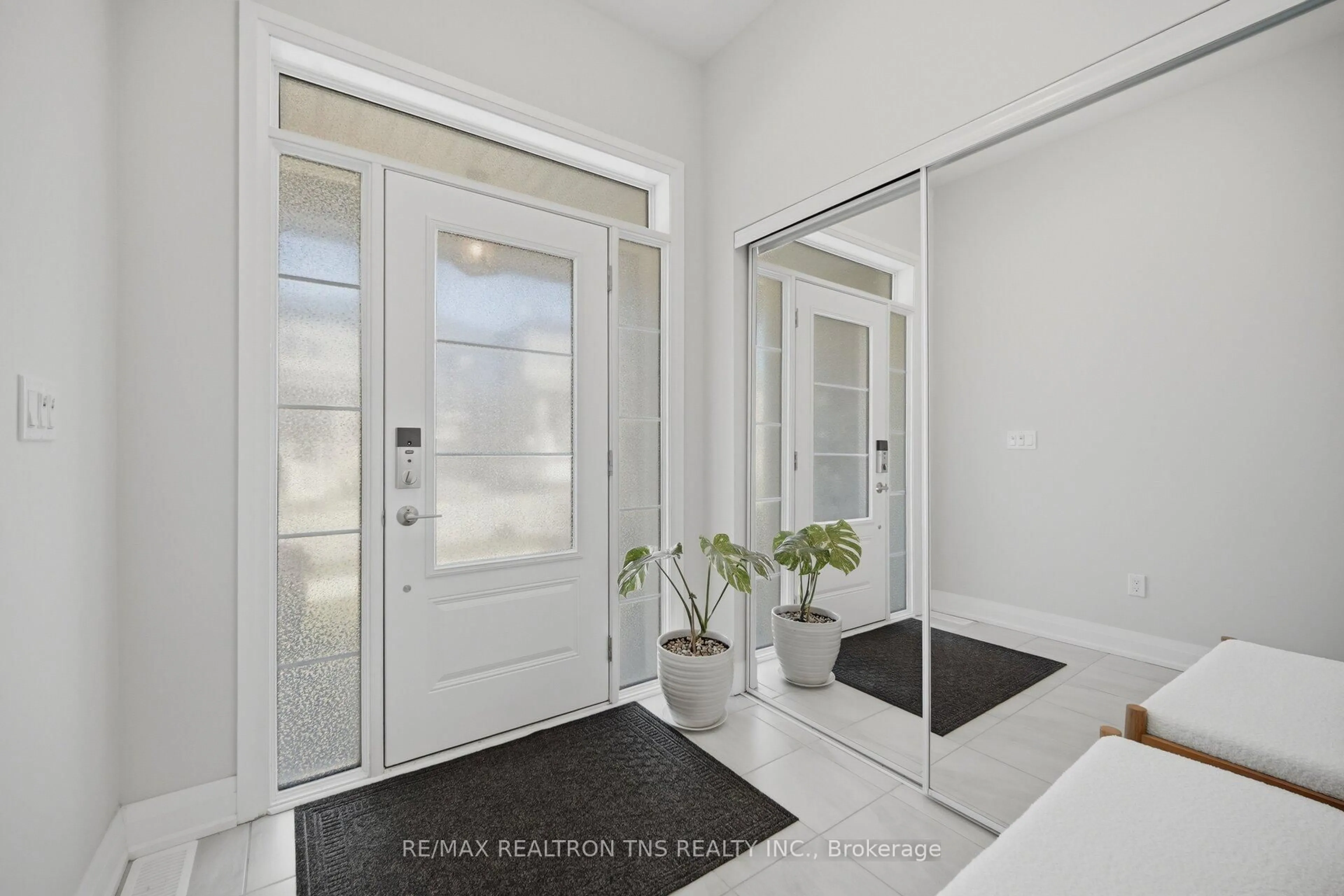 Indoor entryway for 957 Cormorant Path, Pickering Ontario L1X 0P5