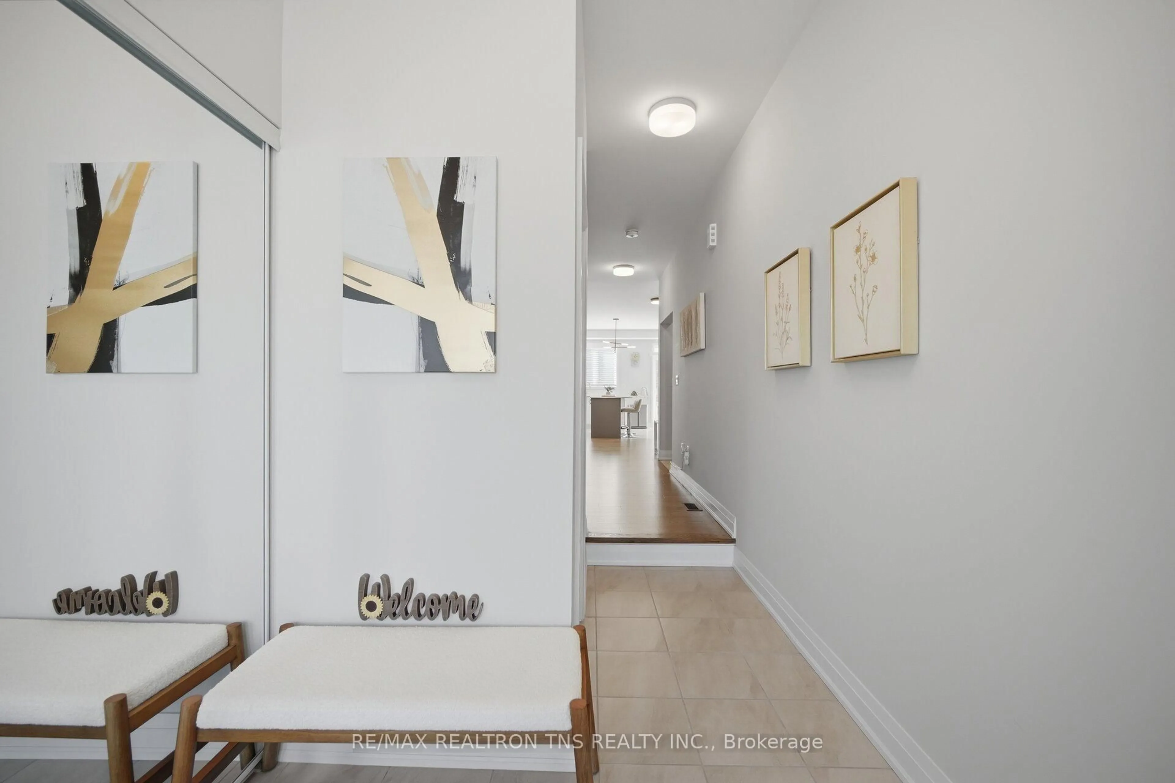 Indoor entryway for 957 Cormorant Path, Pickering Ontario L1X 0P5